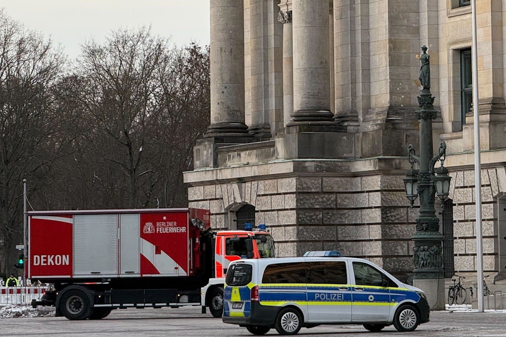 Fehlalarm am Bundestag: Feuerwehr und Polizei rückten aus