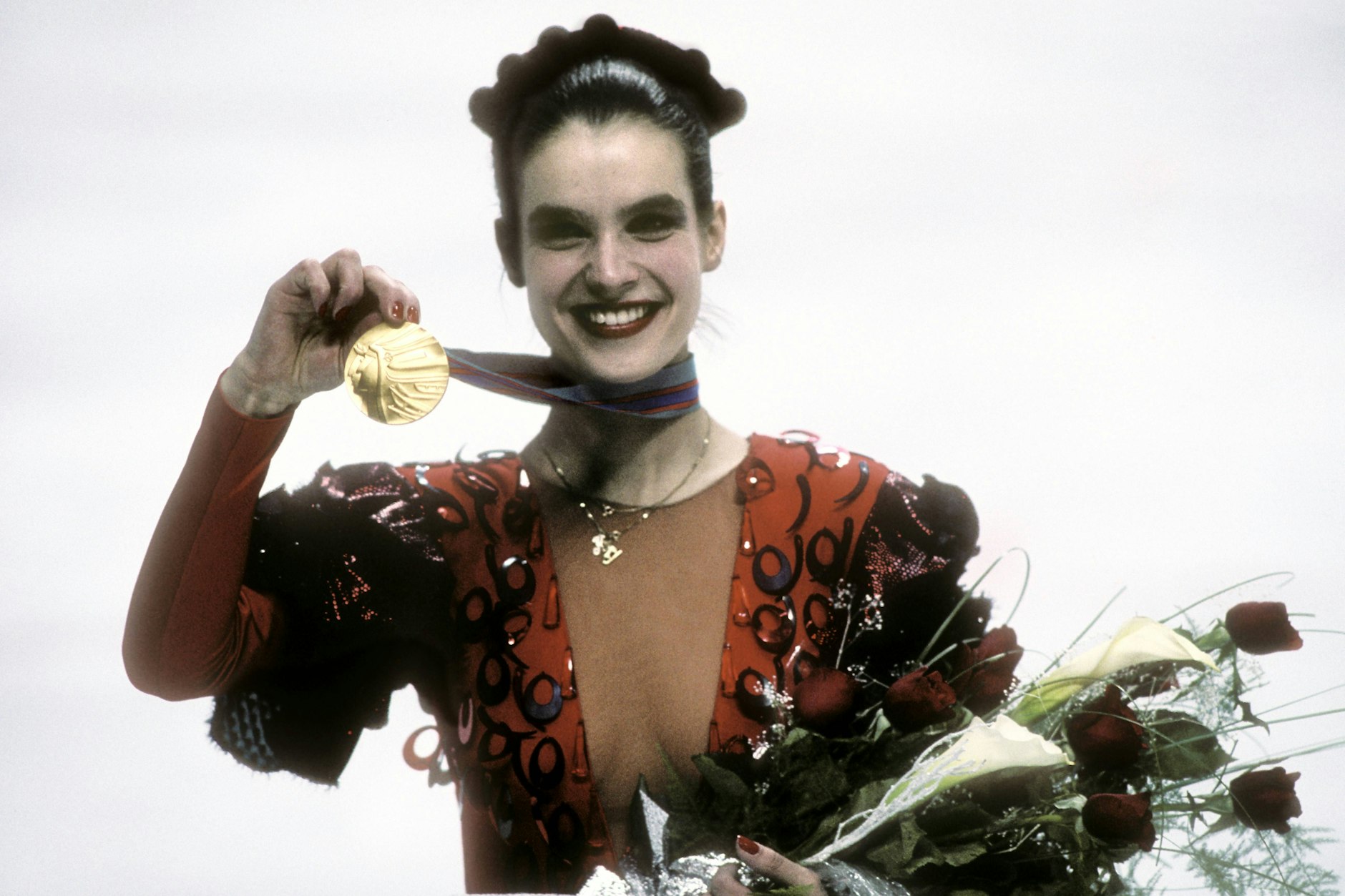Katarina Witt gewinnt bei den Olympischen Winterspielen 1988 Gold im Eiskunstlaufen.