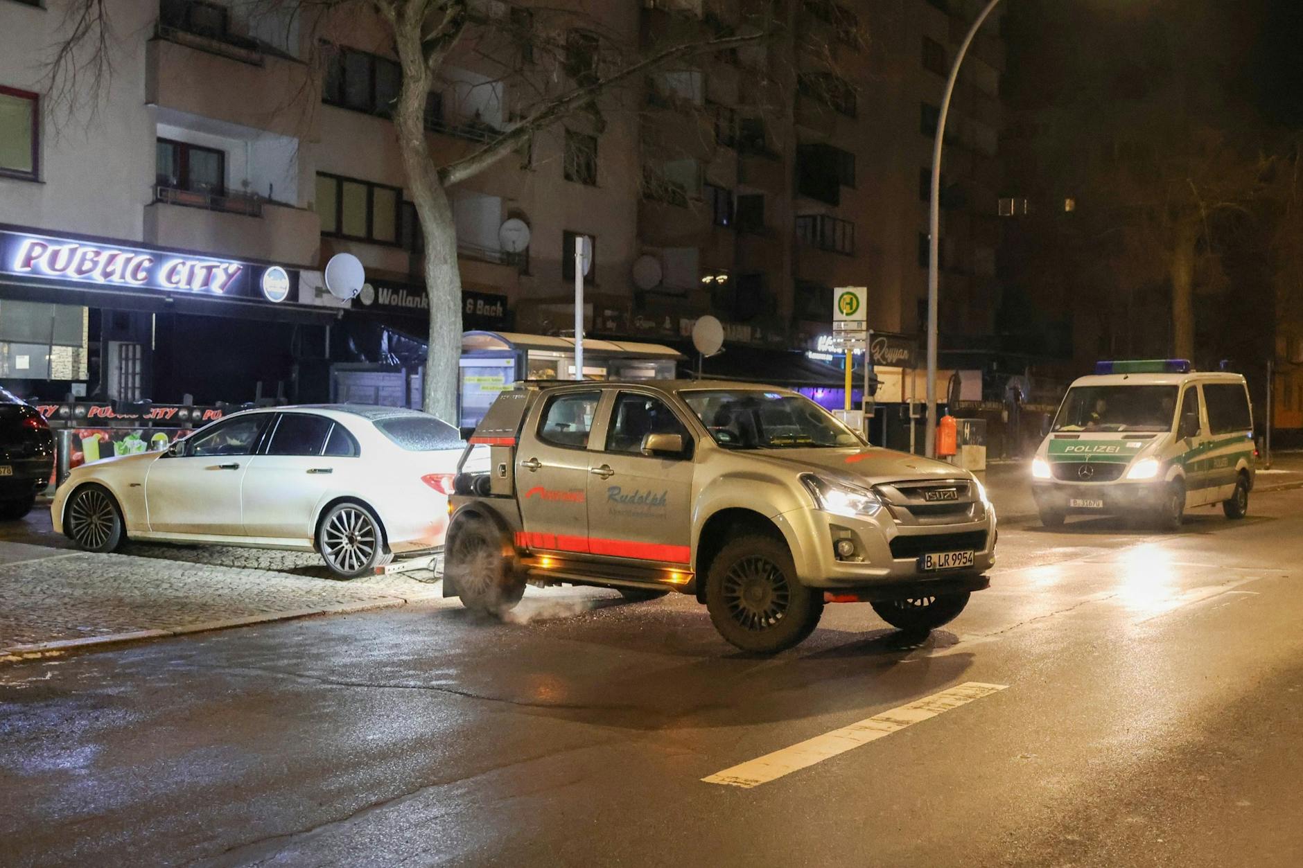 In dem weißen Mercedes wurde eine Maschinenpistole gefunden. Die Beamten brachen erst die Scheibe des Wagens auf und schlepten diesen dann ab.