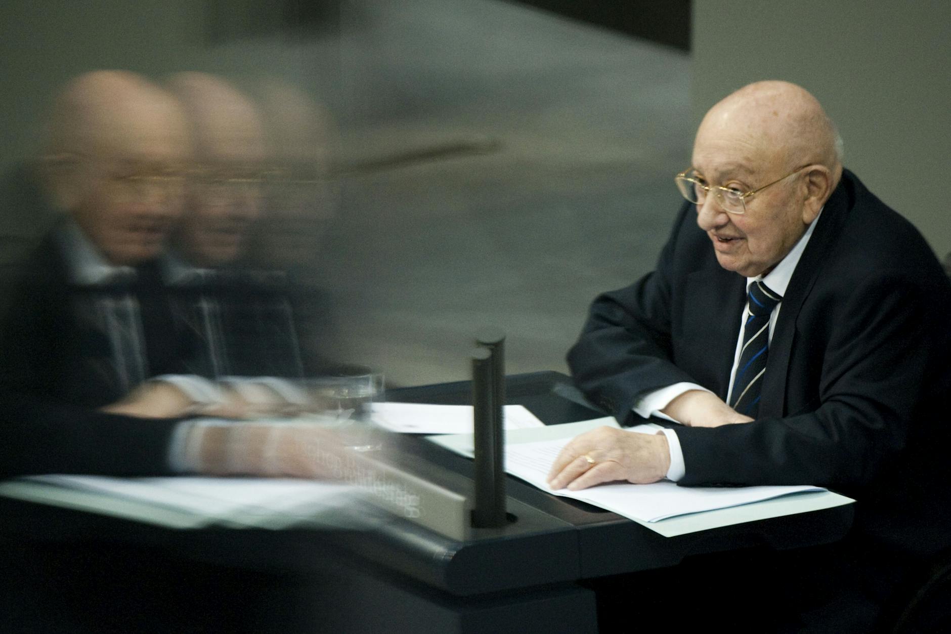 Der Literaturkritiker und Überlebende des Holocaust, Marcel Reich-Ranicki, spricht am Freitag (27.01.2012) im Bundestag in Berlin. Zum 67. Jahrestag der Befreiung des Konzentrationslagers Auschwitz hält Reich-Ranicki die Gedenkrede vor dem Bundestag. Foto: Sebastian Kahnert dpa/lbn ++ +++ dpa-Bildfunk +++