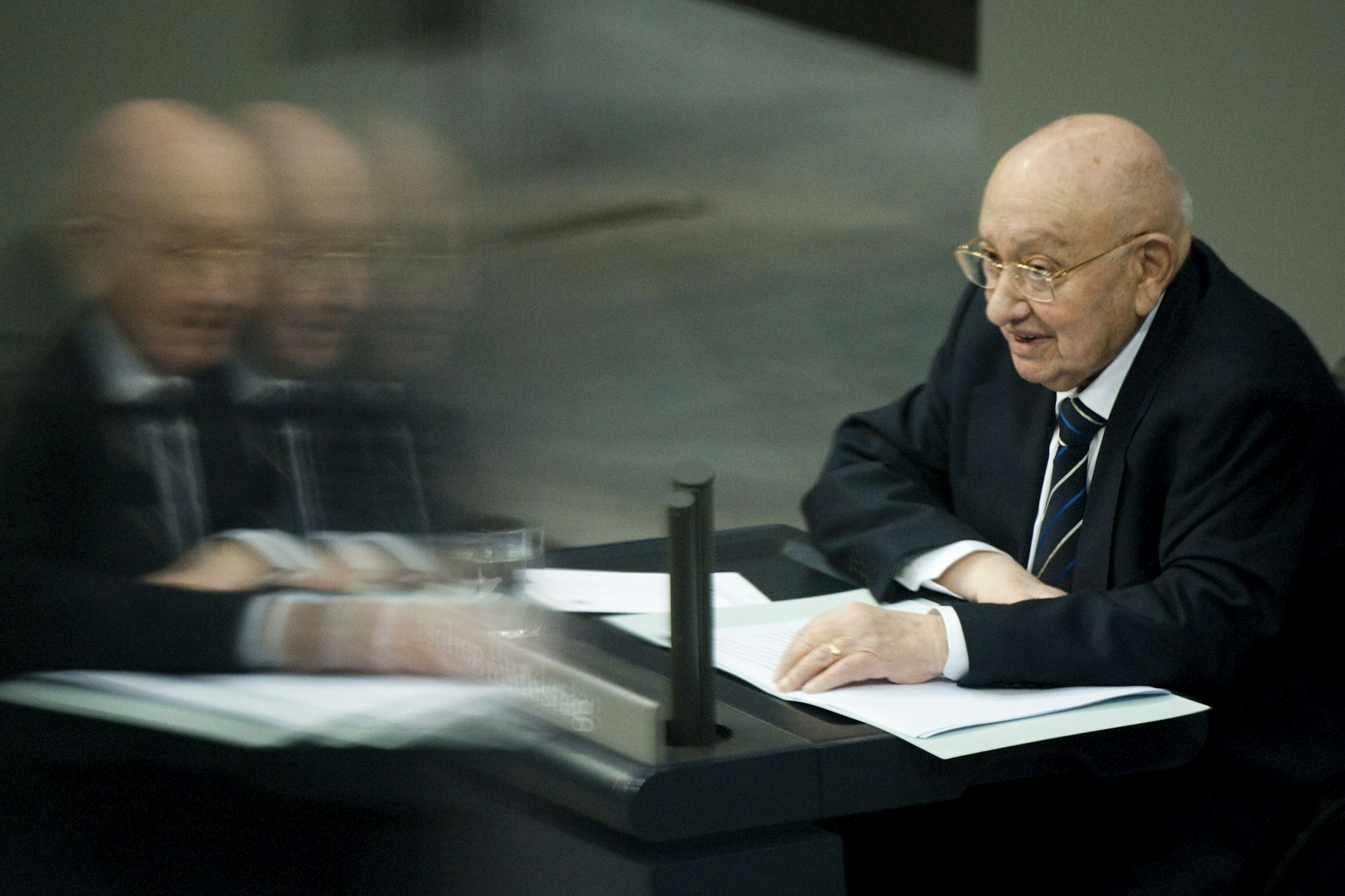 Der Literaturkritiker und Überlebende des Holocaust, Marcel Reich-Ranicki, spricht am Freitag (27.01.2012) im Bundestag in Berlin. Zum 67. Jahrestag der Befreiung des Konzentrationslagers Auschwitz hält Reich-Ranicki die Gedenkrede vor dem Bundestag. Foto: Sebastian Kahnert dpa/lbn ++ +++ dpa-Bildfunk +++