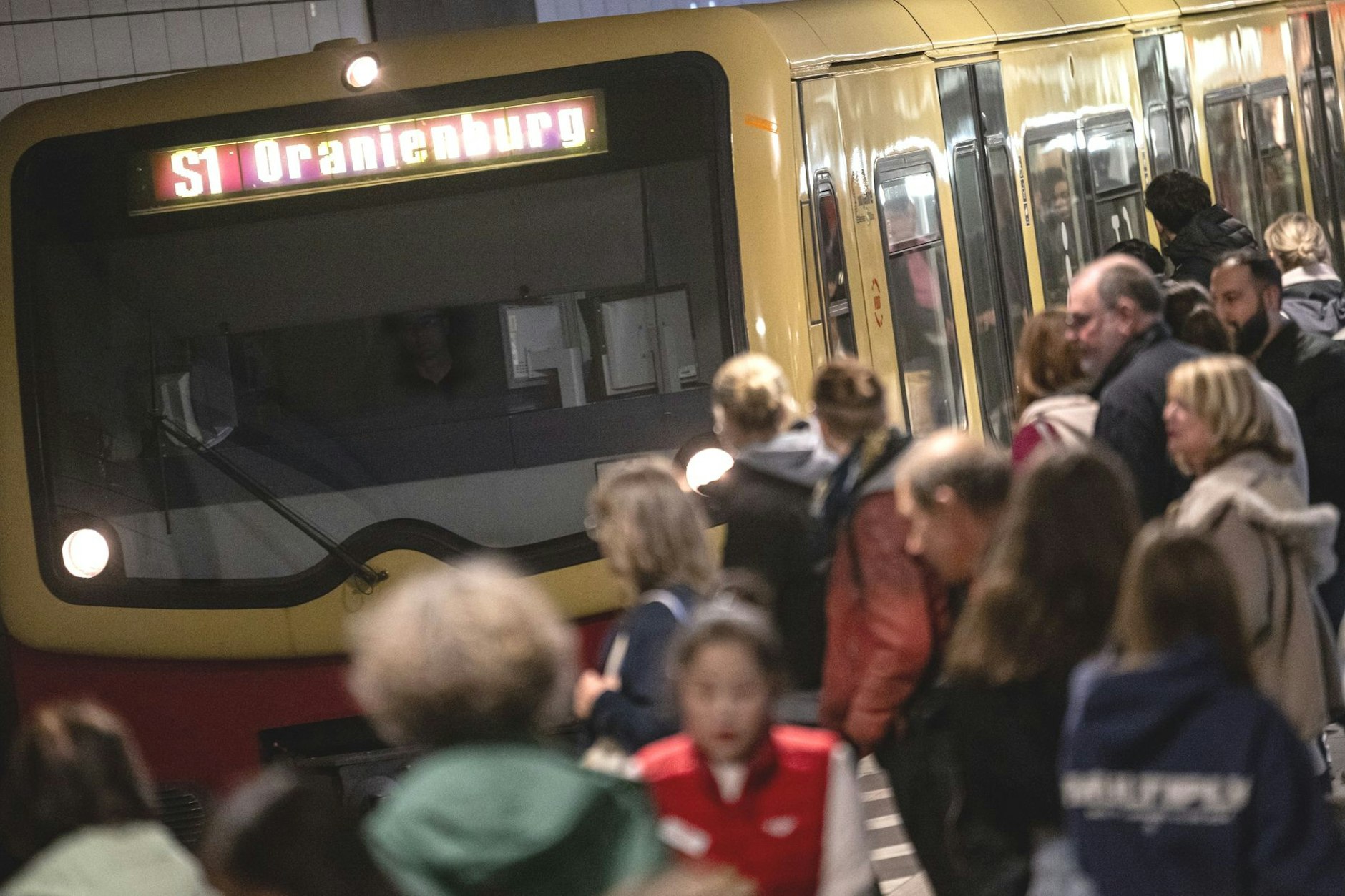 Schienenbruch am Bahnhof Friedrichstraße bremst vier S-Bahnlinien aus