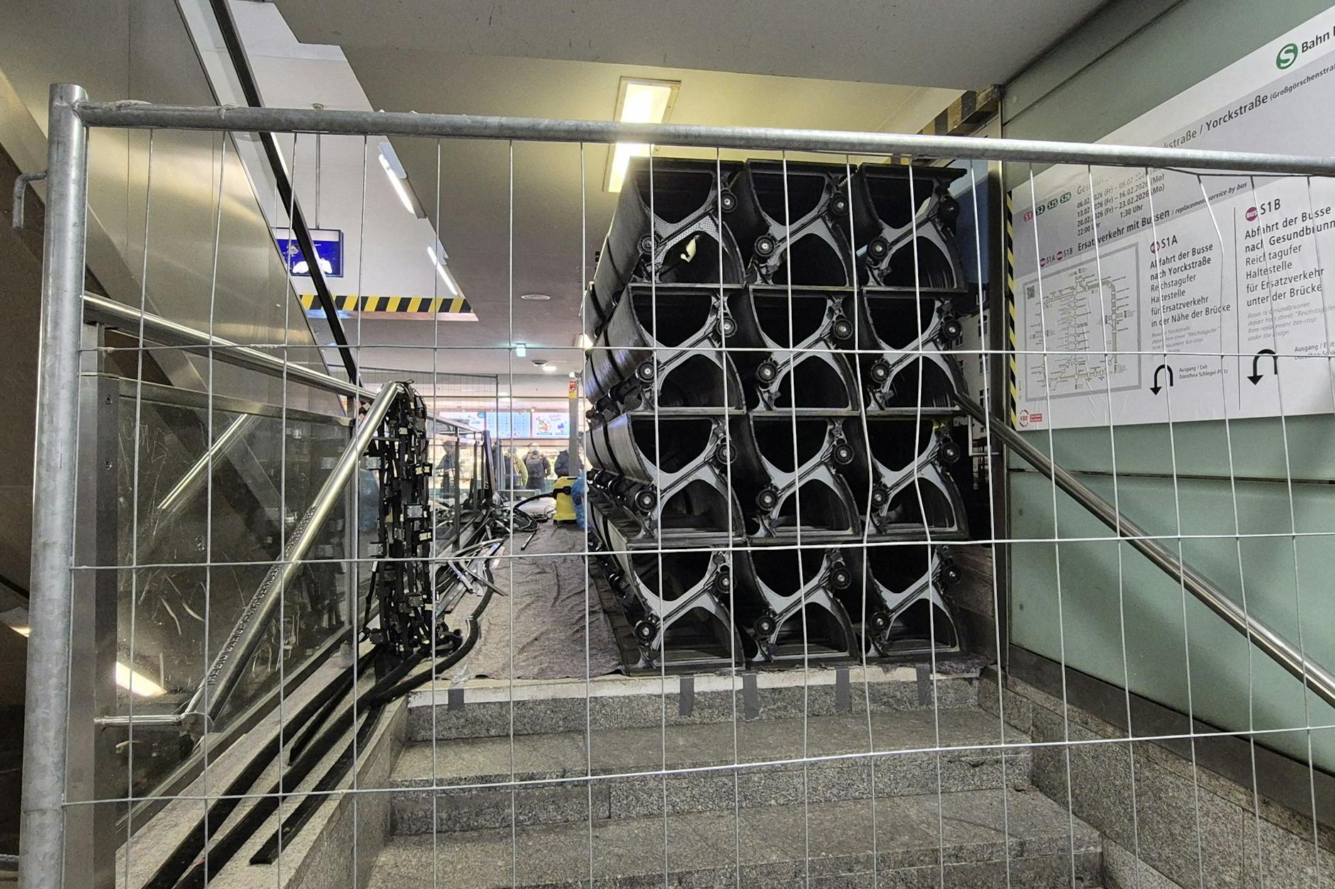 Hier stapeln sich die abmontierten Trittflächen der Rolltreppe.