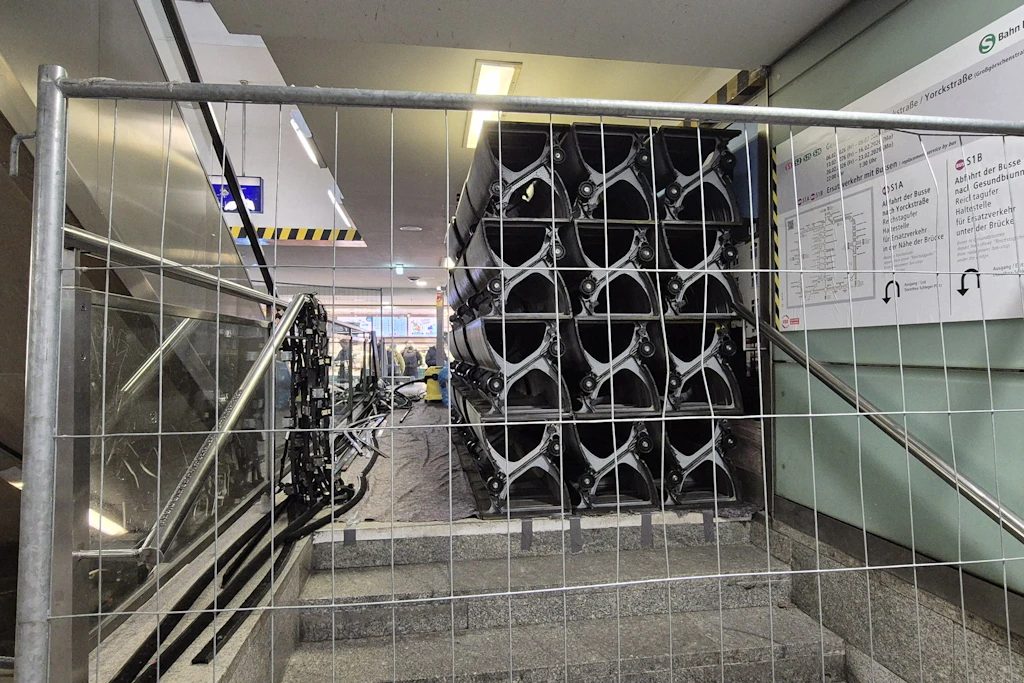 Hier stapeln sich die abmontierten Trittflächen der Rolltreppe.