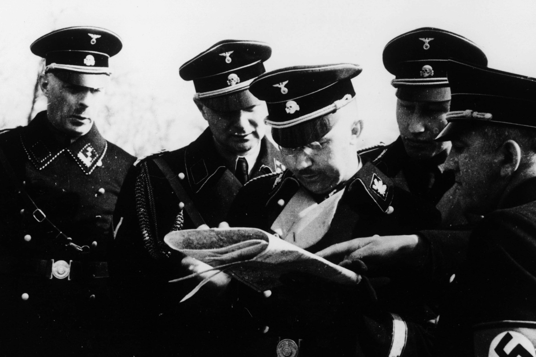 1-H940-F1933 (6017) Heinrich Himmler in Stuttgart 1933 Himmler, Heinrich, Politiker (NSDAP), München 7.10.1900 - (Selbstmord) nahe Lüneburg 23.5.1945. - Himmler am 29.März 1933 in Stuttgart (v.l.n.r.: Pruetzmann, Karl Wolff, Himmler, Reinhard Heydrich). - Foto. E: Heinrich Himmler in Stuttgart 1933 Himmler, Heinrich, Politician (NSDAP), Munich 7.10.1900 - (suicide) near Lüneburg 23.5.1945. - Himmler on 29th March 1933 in Stuttgart (lt. to rt.: Pruetzmann, Karl Wolff Himmler, Reinhard Heydrich). - Photo.