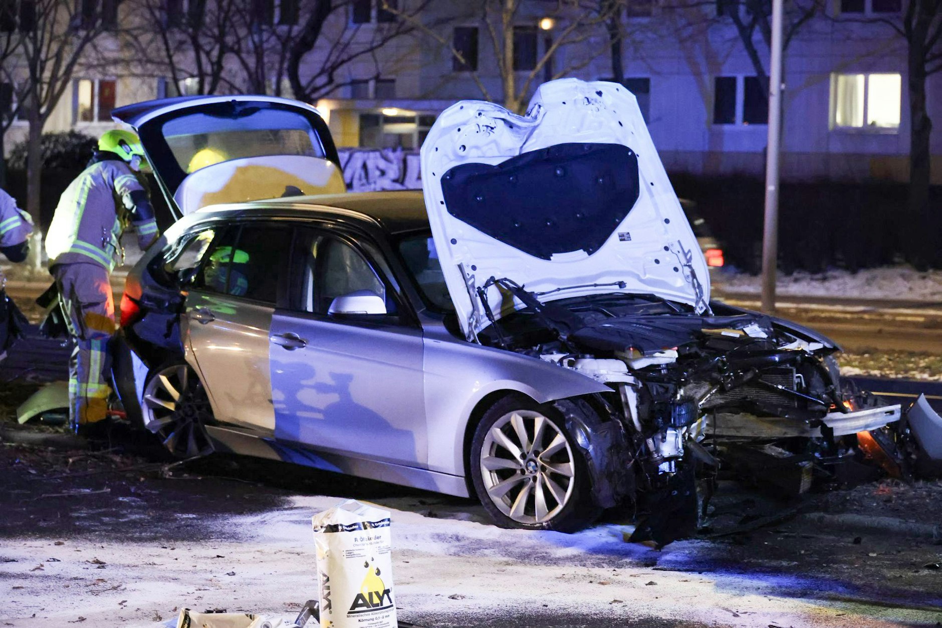 Der Fahrer war am späten Abend gegen einen Baum geprallt.