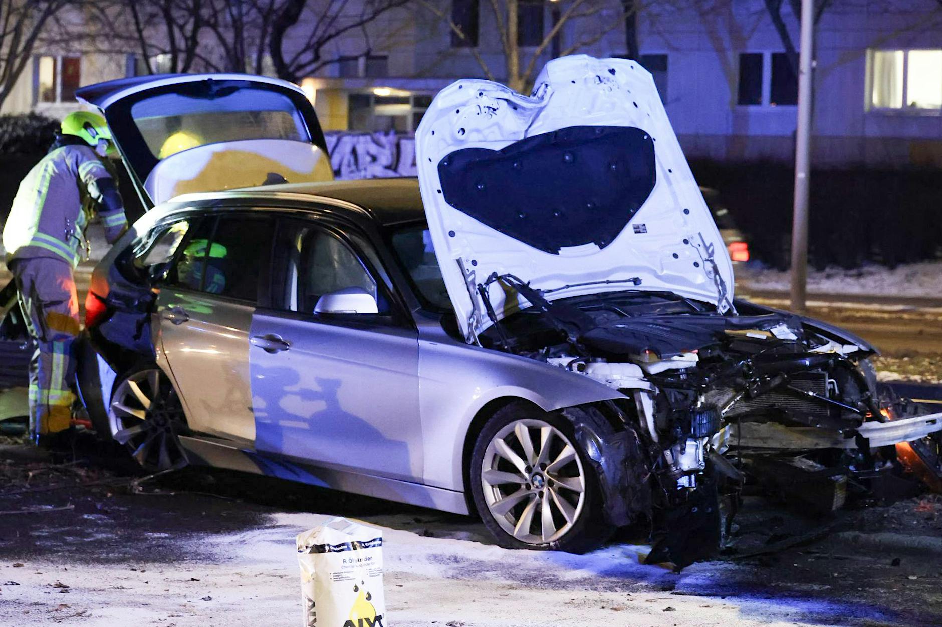 Auto überschlägt sich auf Landsberger Allee