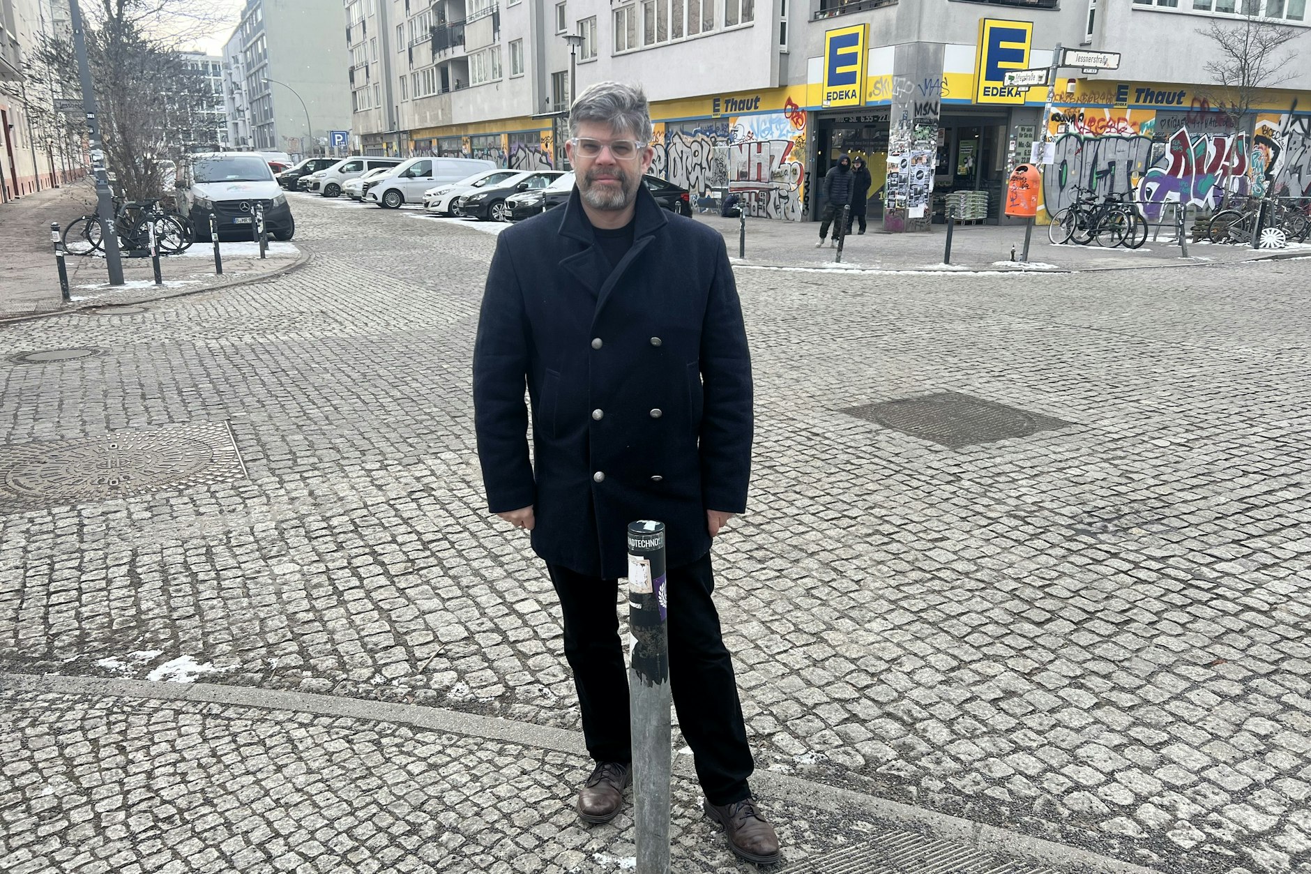 Maik Thaut am Traveplatz. Hinter ihm sind die Straßen frei. Noch. Bald sollen dort Poller stehen. Hinten der Edeka-Markt, den er seit 2017 leitet.