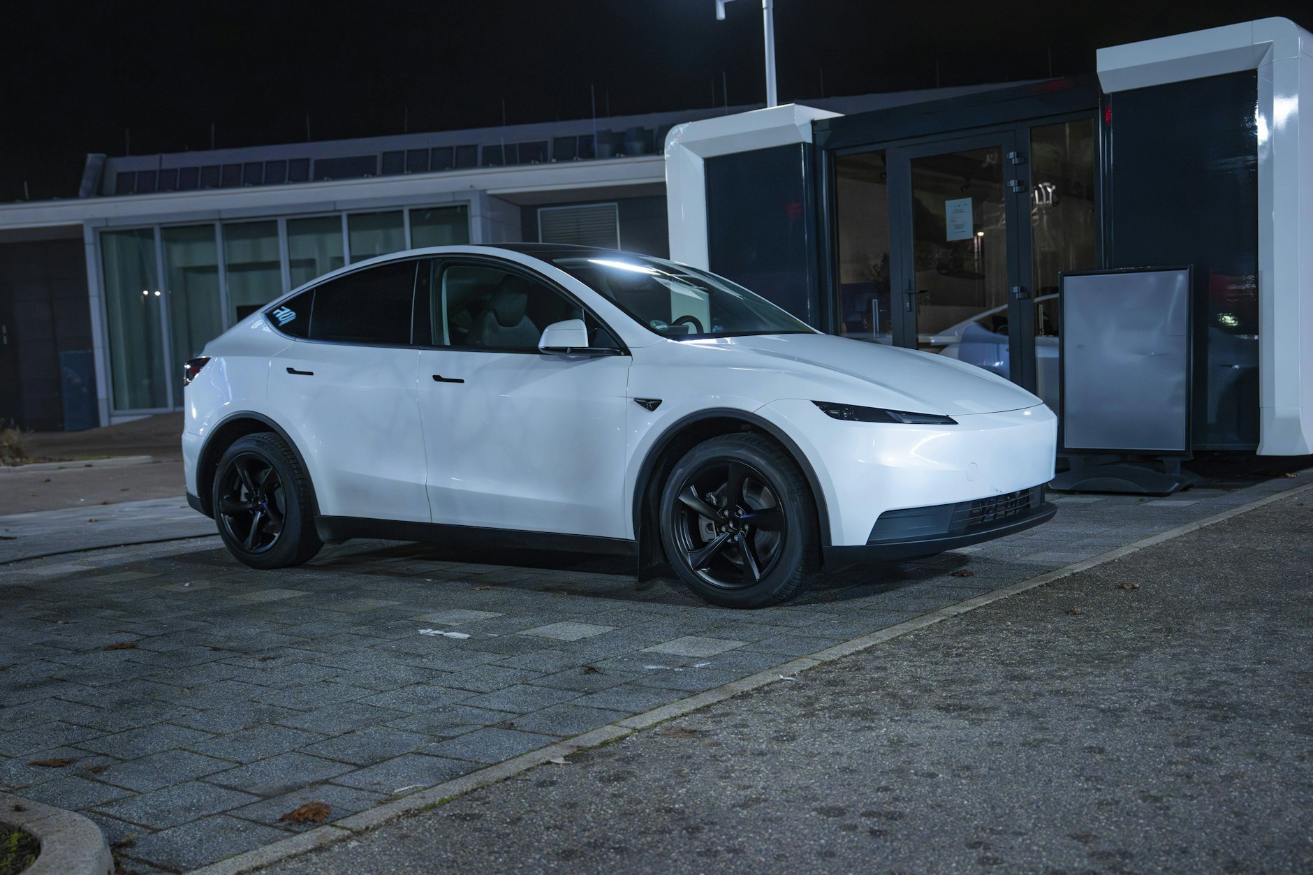 Bei Auto-Dieben ziemlich unbeliebt: Ein Tesla New Model Y.