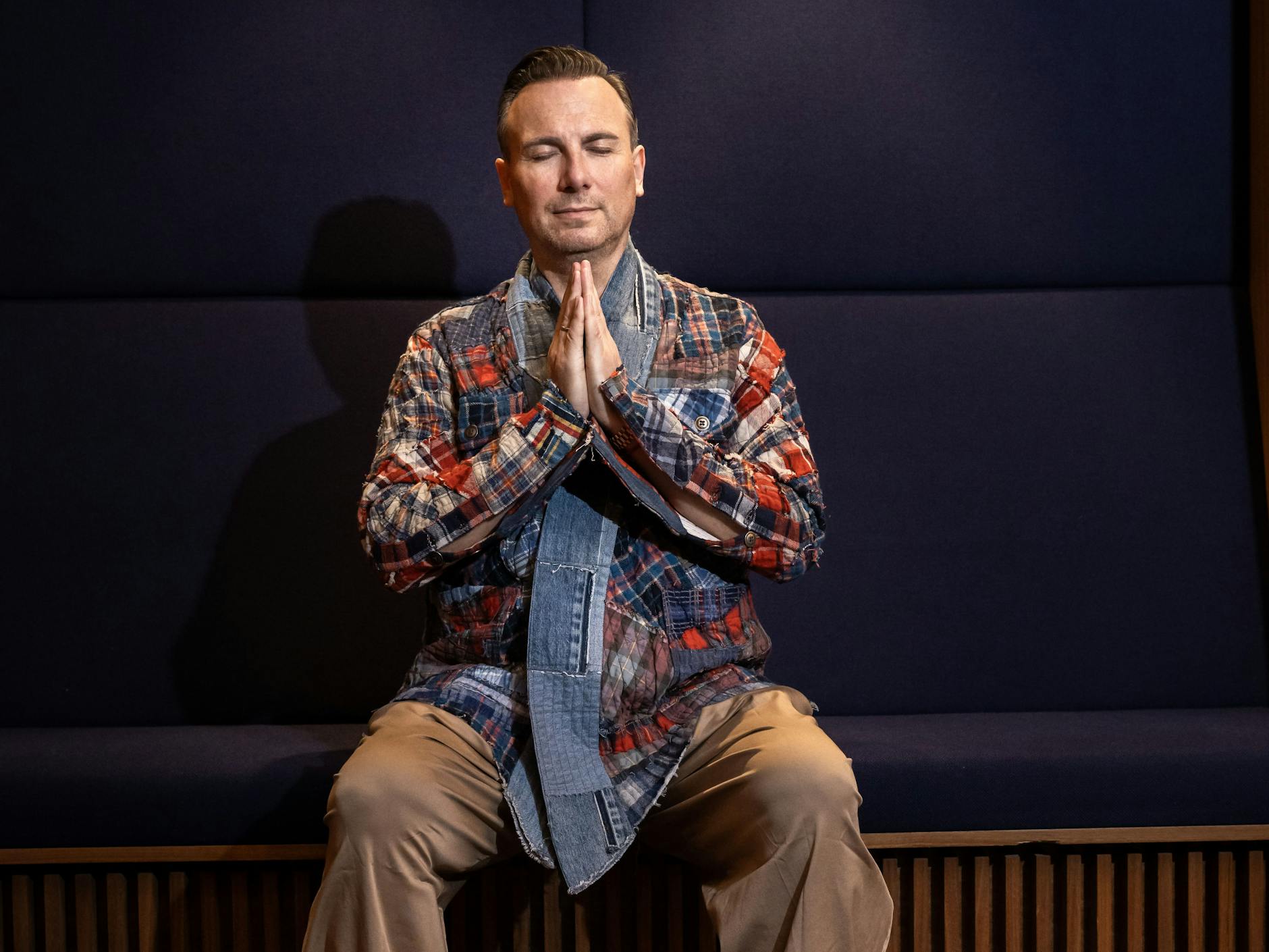 Bunte Jacke, gemütliche Hose – entspannte Pose: Tim Raue zeigte sich beim Besuch des Berliner KURIER von einer ganz anderen Seite