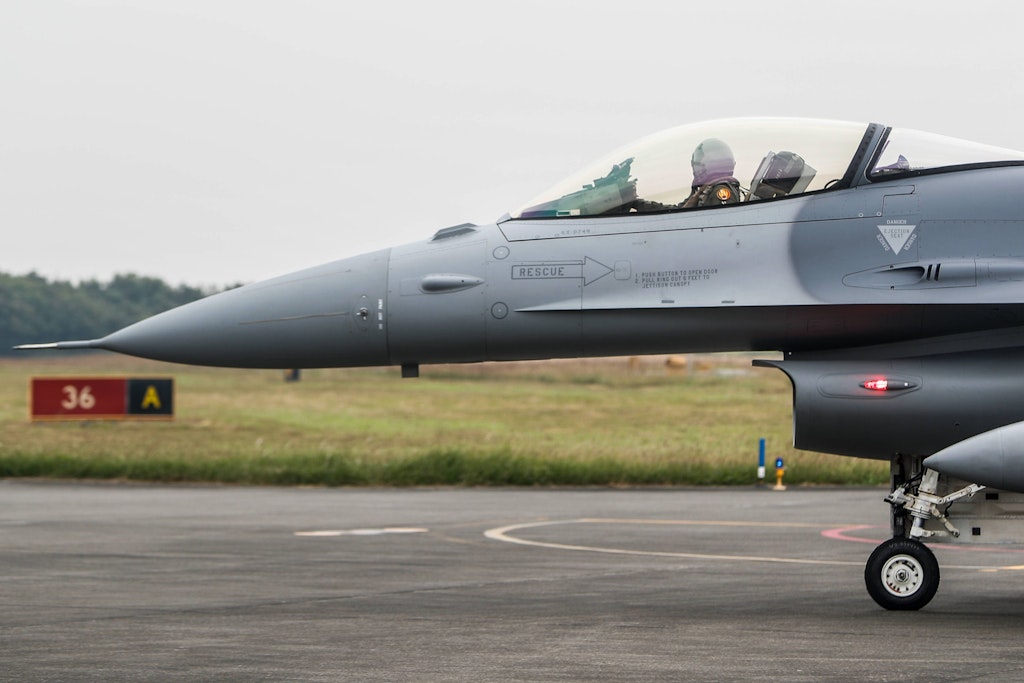 Kampfjets aus USA und China vor Konfrontation über dem Gelben Meer