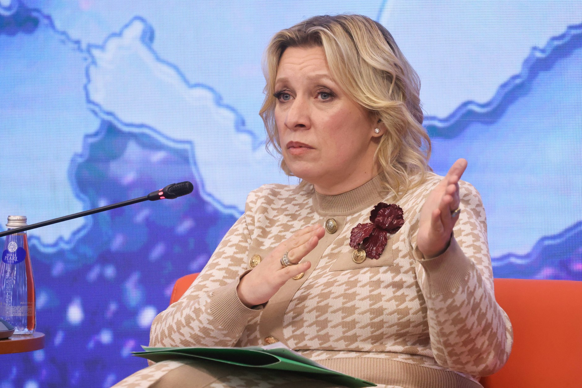 Scharfe Worte aus Moskau: Russlands Außenamtssprecherin Sacharowa kritisiert Japan wegen Geschichtsverzerrung im Kurilenstreit.