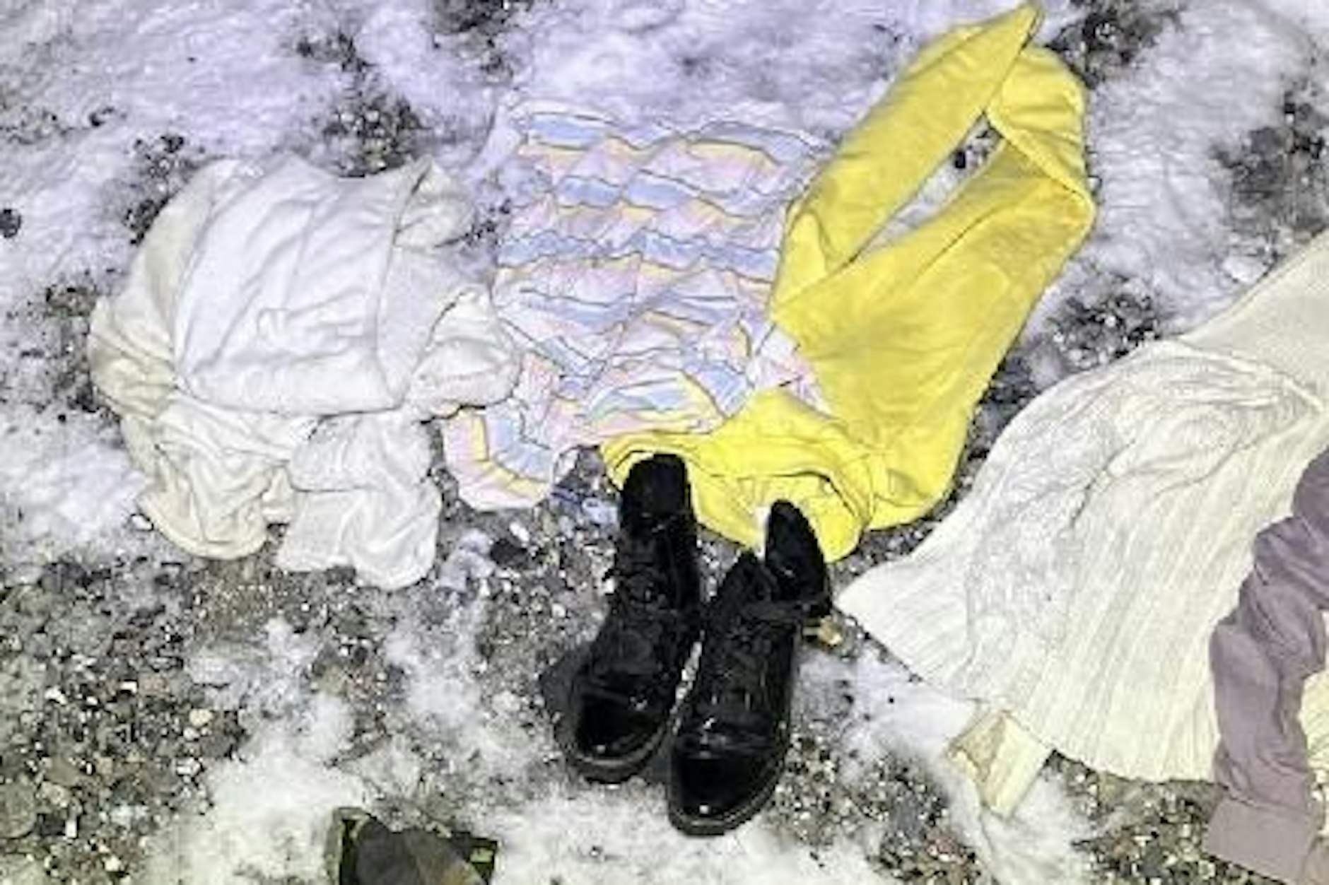 Diese Kleidungsstücke lagen im Schnee am Strand.