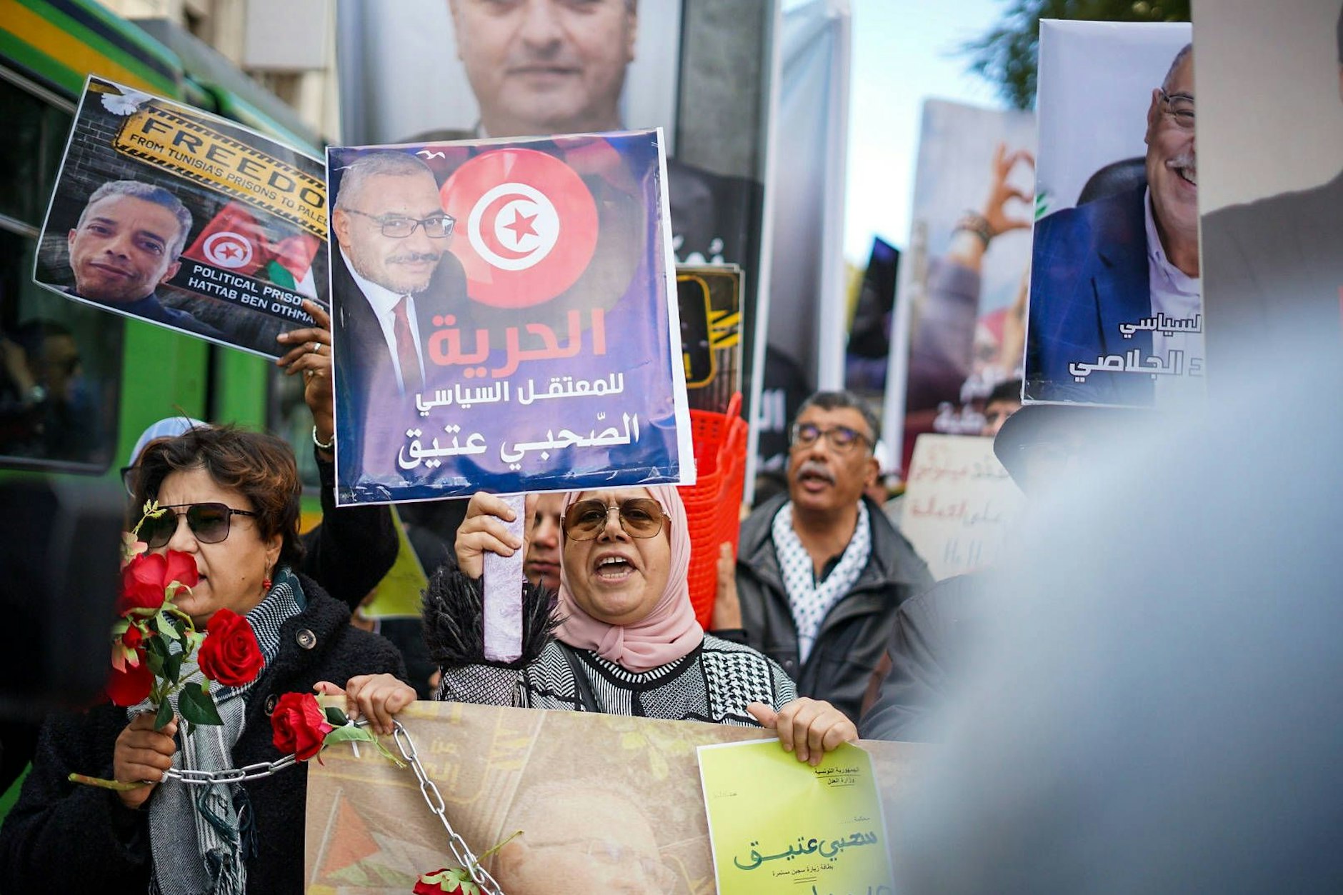 Angehörige von inhaftierten Dissidenten bei einer Demonstration in Tunis