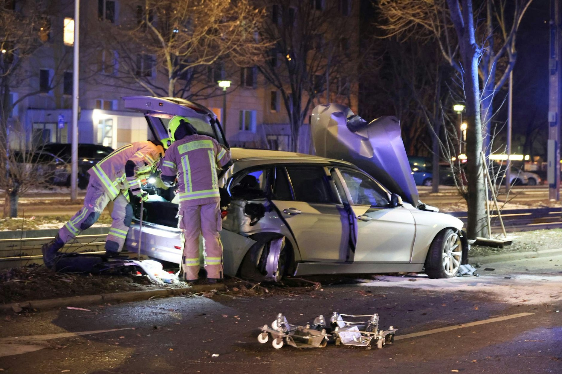 Die Berliner Feuerwehr musste für die Bergung den Tramverkehr stoppen.