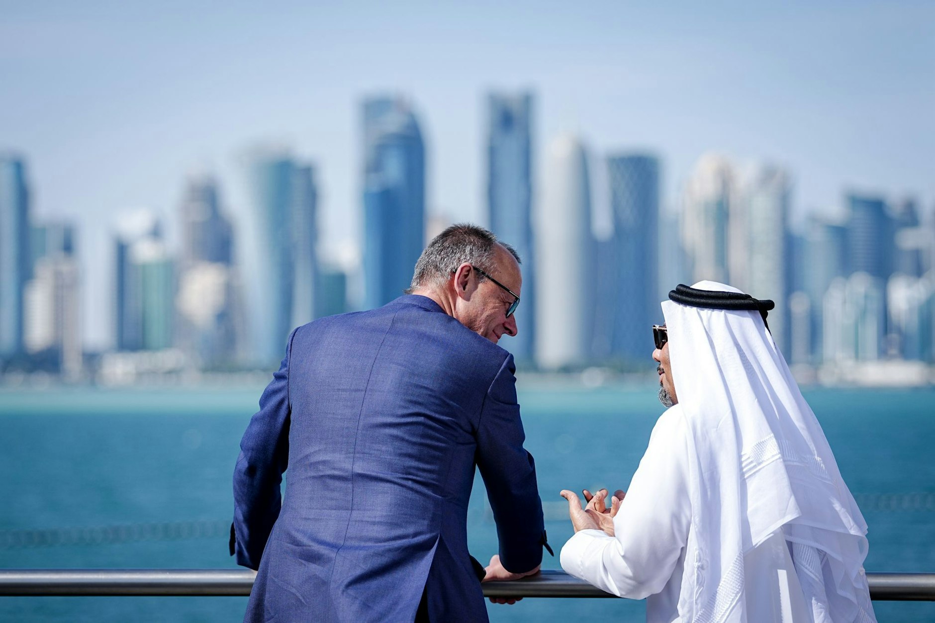 Bundeskanzler Friedrich Merz bei seinem Besuch in Doha: In Katar wirbt er für engere Wirtschaftsbeziehungen.
