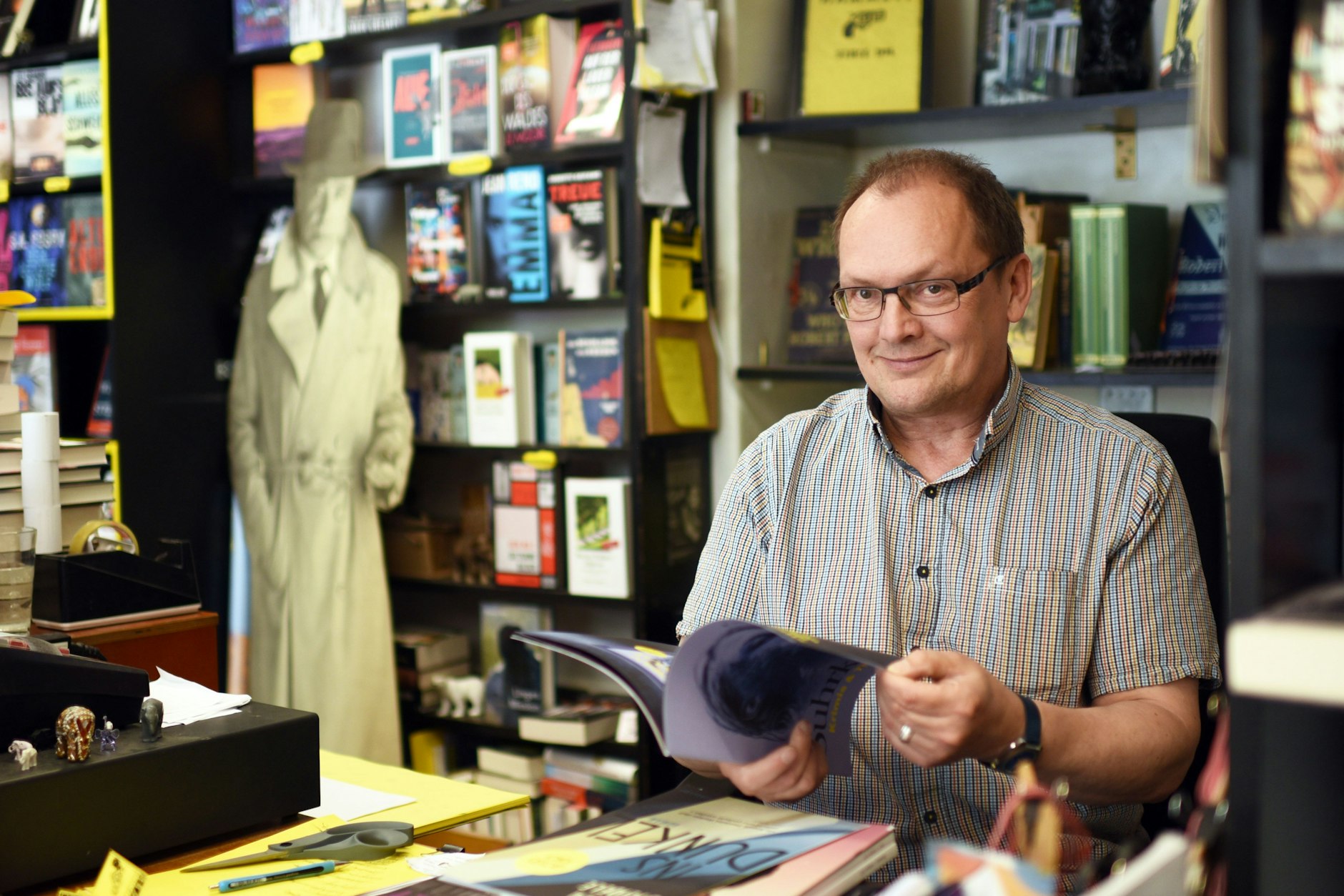 Christian Koch in seiner Buchhandlung Hammett in der Kreuzberger Friesenstraße