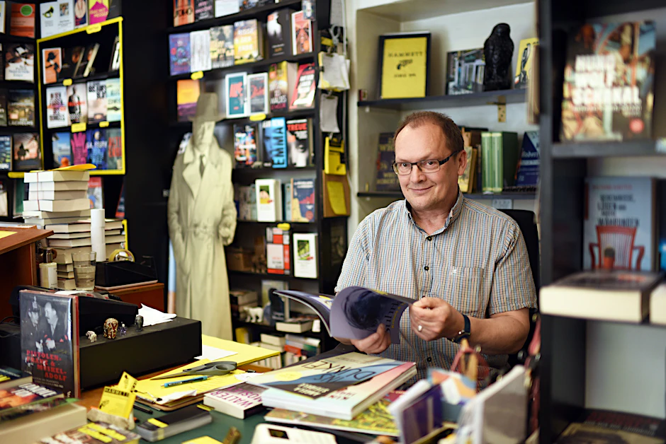 Christian Koch in seiner Buchhandlung Hammett in der Kreuzberger Friesenstraße