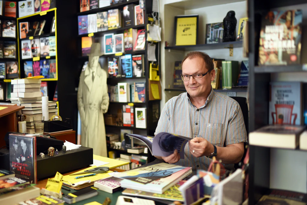 Christian Koch in seiner Buchhandlung Hammett in der Kreuzberger Friesenstraße