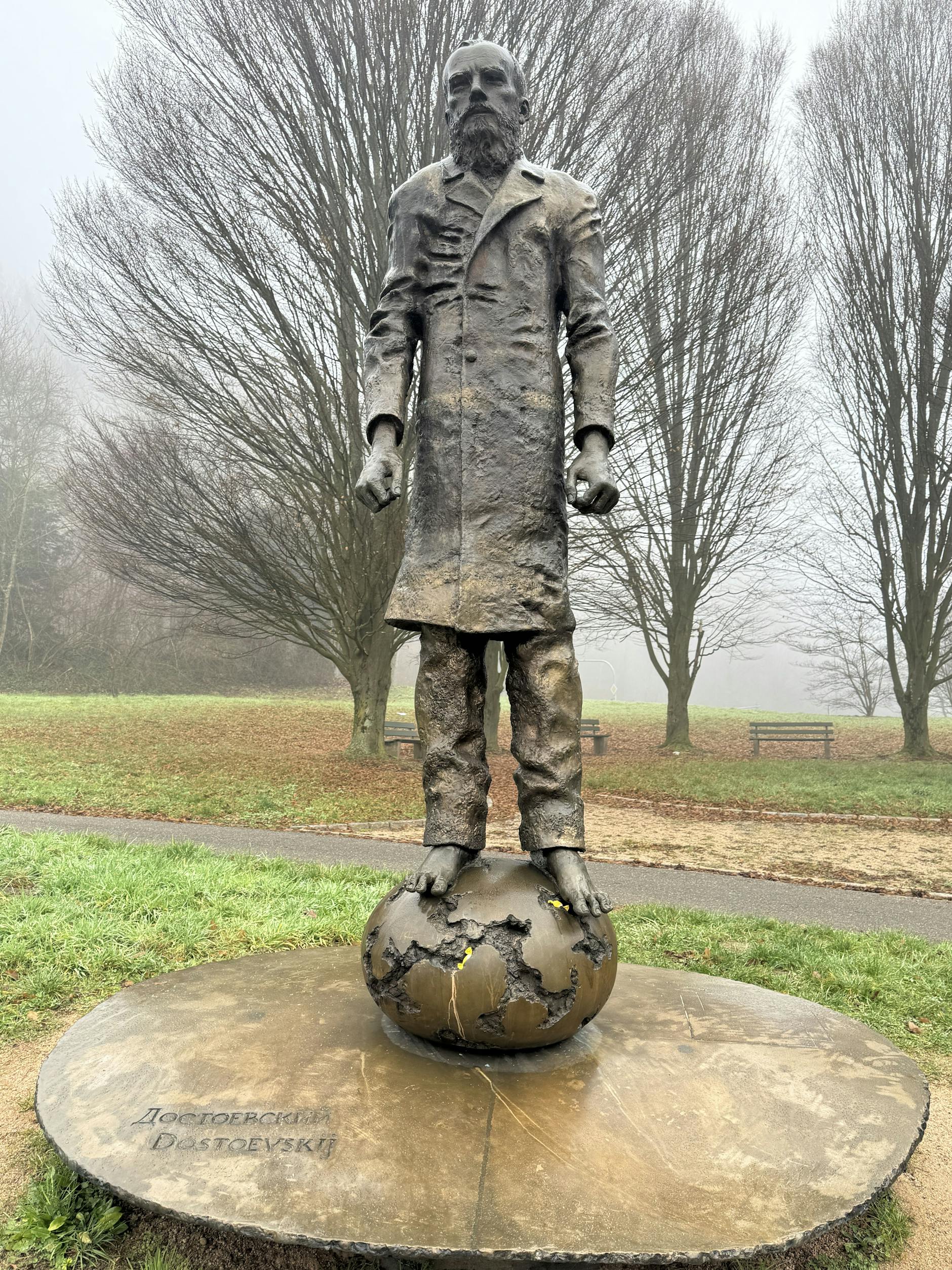 Die Dostojewski-Statue von Bildbauer Leonid Baranow im Rosenbachtal an der Seufzerallee in Baden-Baden