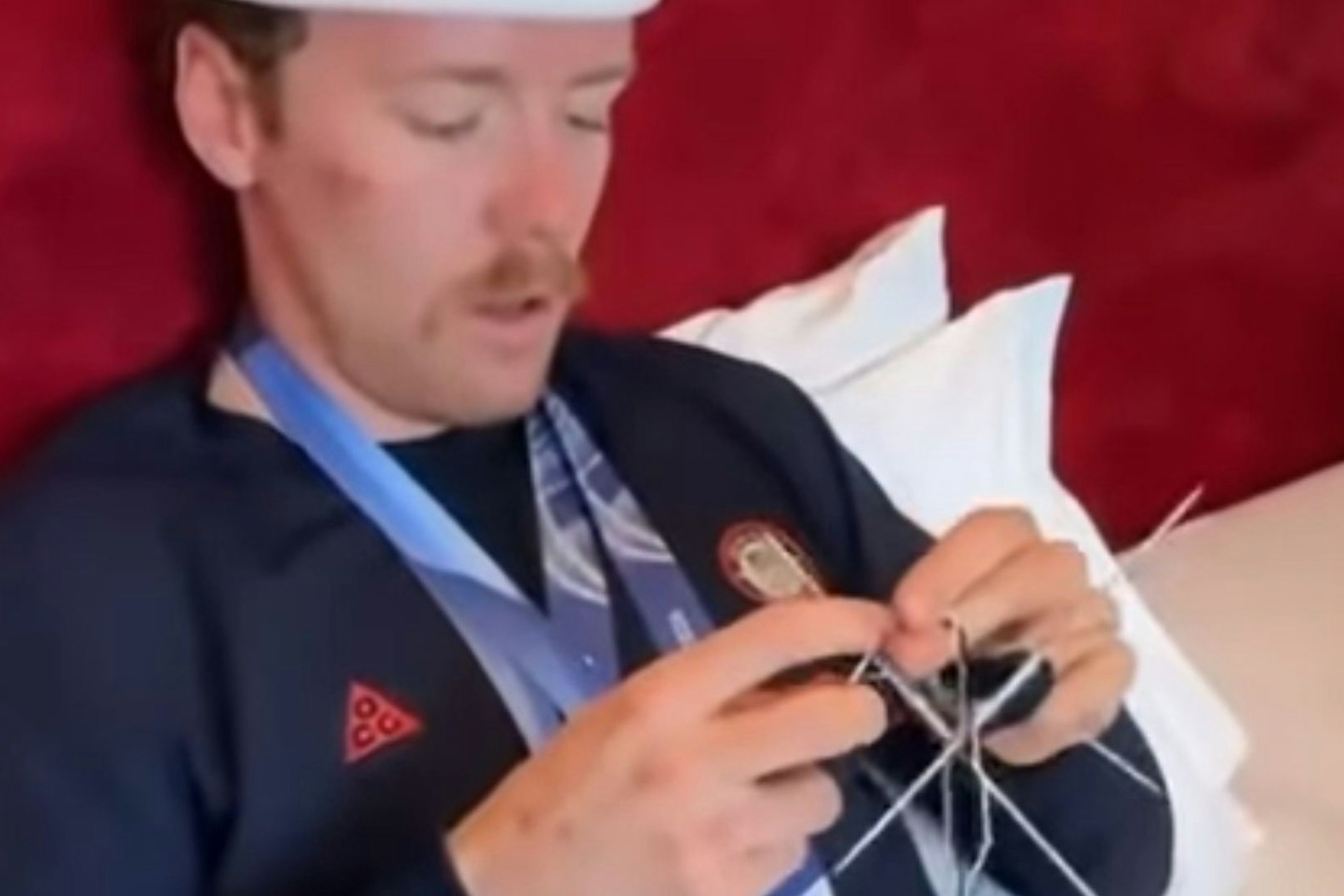 US-Langläufer Ben Ogden verbringt seine freie Zeit während der Olympischen Spiele am liebsten mit Stricken.