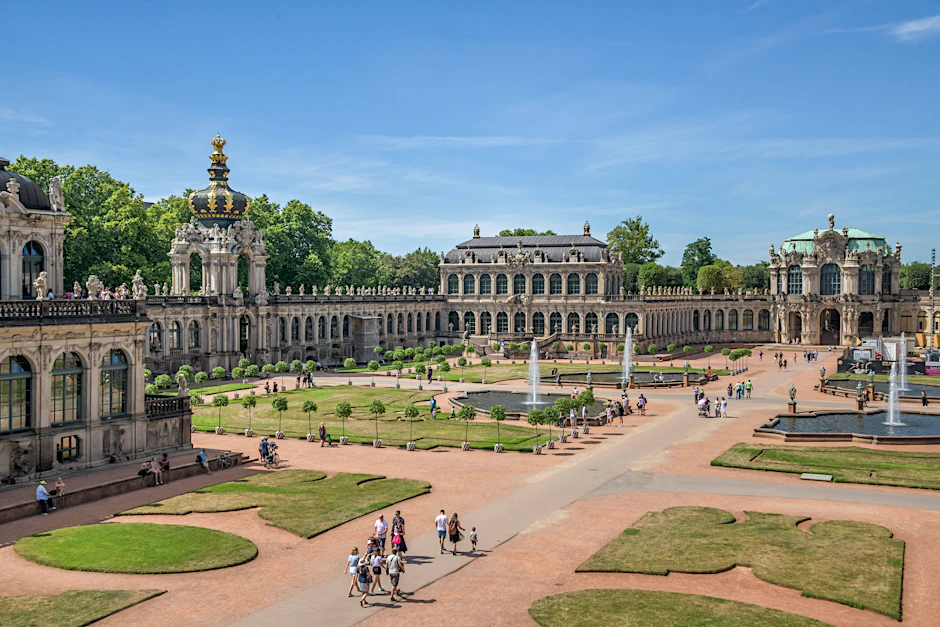 Medienberichten zufolge hatten es Kriminelle auf hochwertige Stücke der Porzellansammlung im Dresdner Zwinger abgesehen.