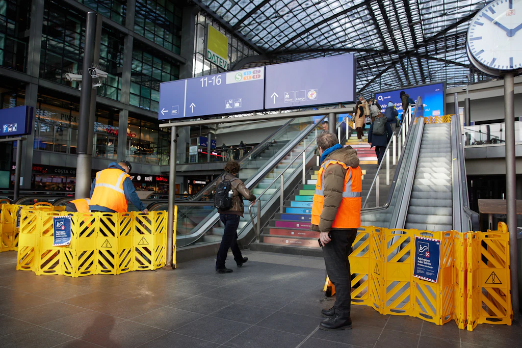 Berlins peinliches Rolltreppen-Chaos an Bahnhöfen geht weiter