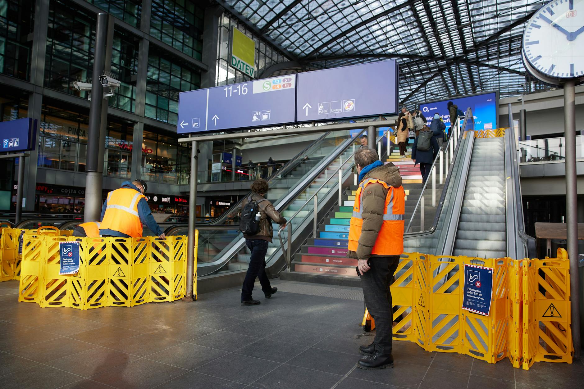 Chaos bei Rolltreppen am Hauptbahnhof Berlin geht weiter