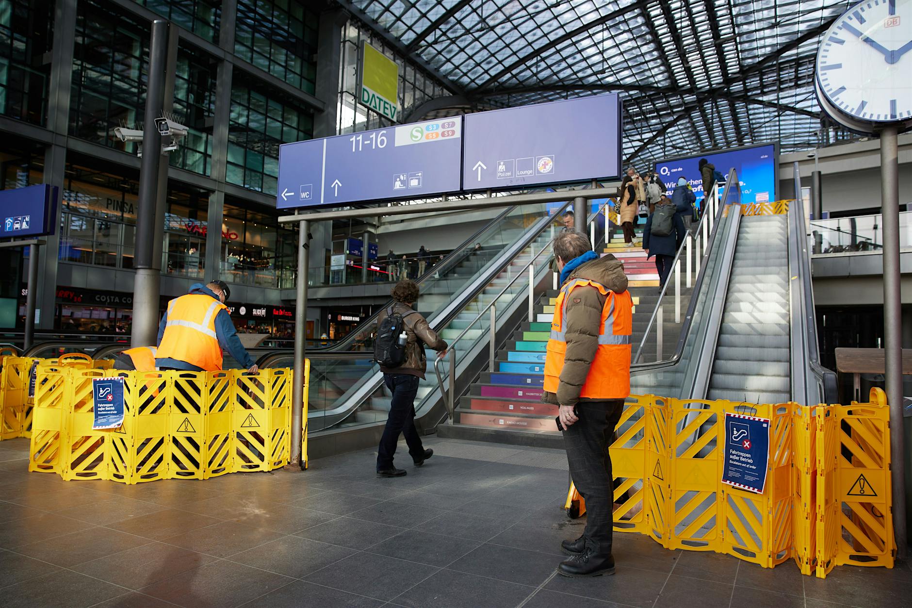 Berlins peinliches Rolltreppen-Chaos an Bahnhöfen geht weiter