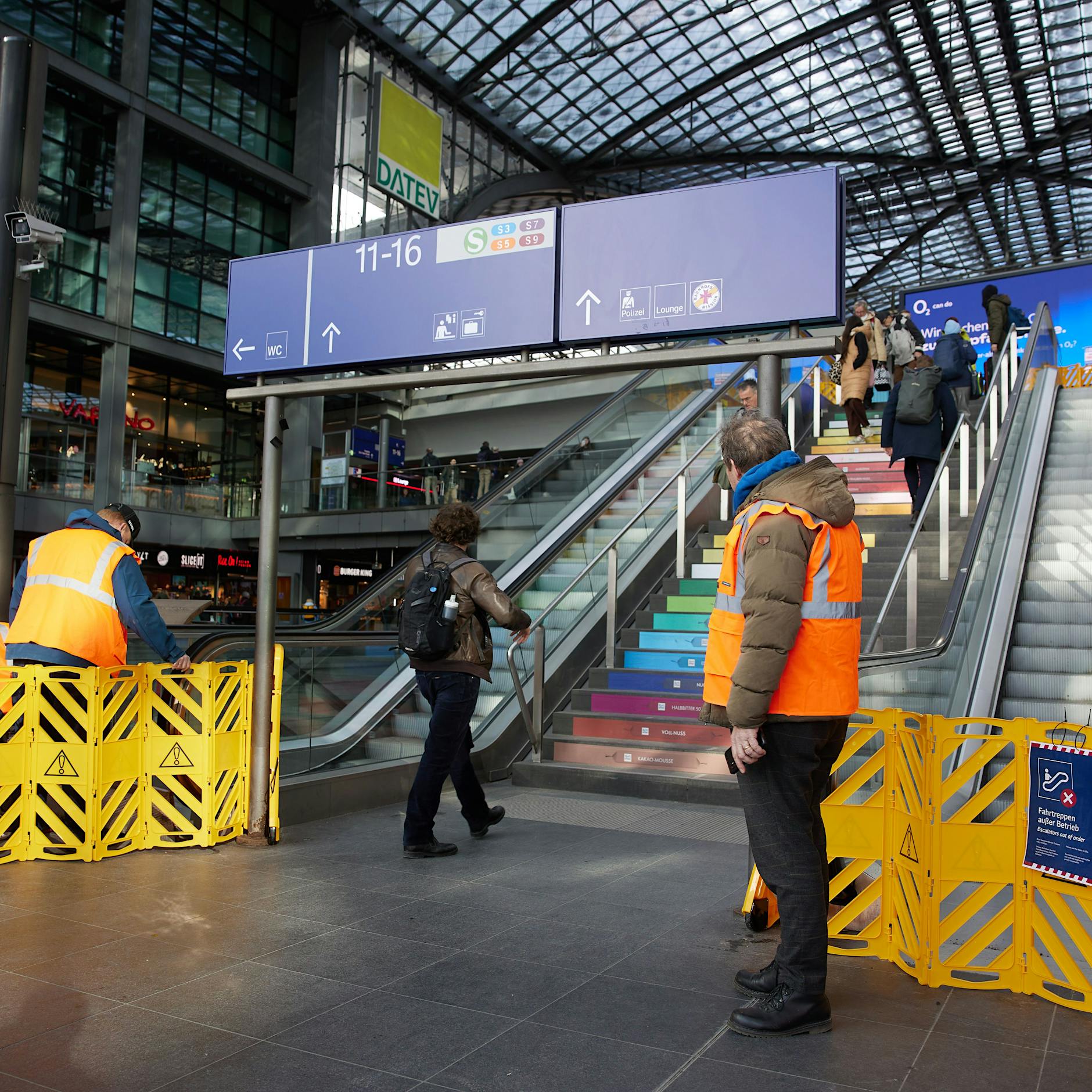 Berlins peinliches Rolltreppen-Chaos an Bahnhöfen geht weiter