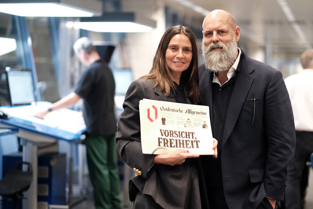 Verleger&nbsp; Holger Friedrich
              (r.) und seine Ehefrau Silke zeigen die erste Ausgabe der OAZ.