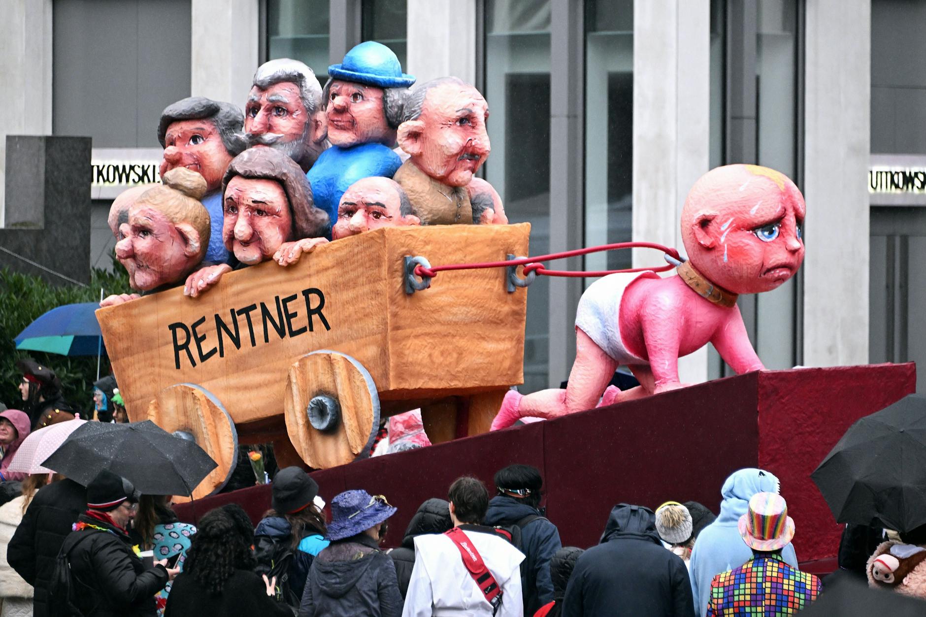 Auch auf dem Rosenmontagszug in Düsseldorf wurde das Thema Renten aufgegriffen.