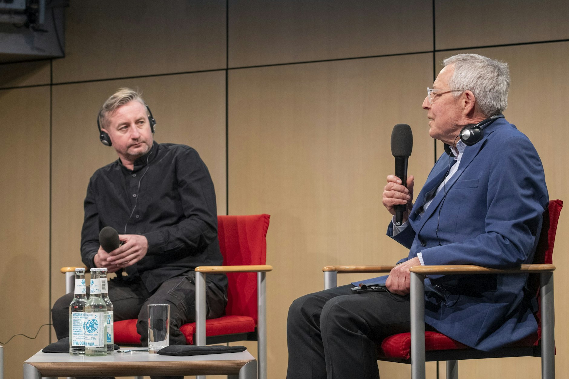 Serhij Zhadan (l.) im Gespräch mit Karl Schlögel in der Berliner Akademie der Künste am Pariser Platz
