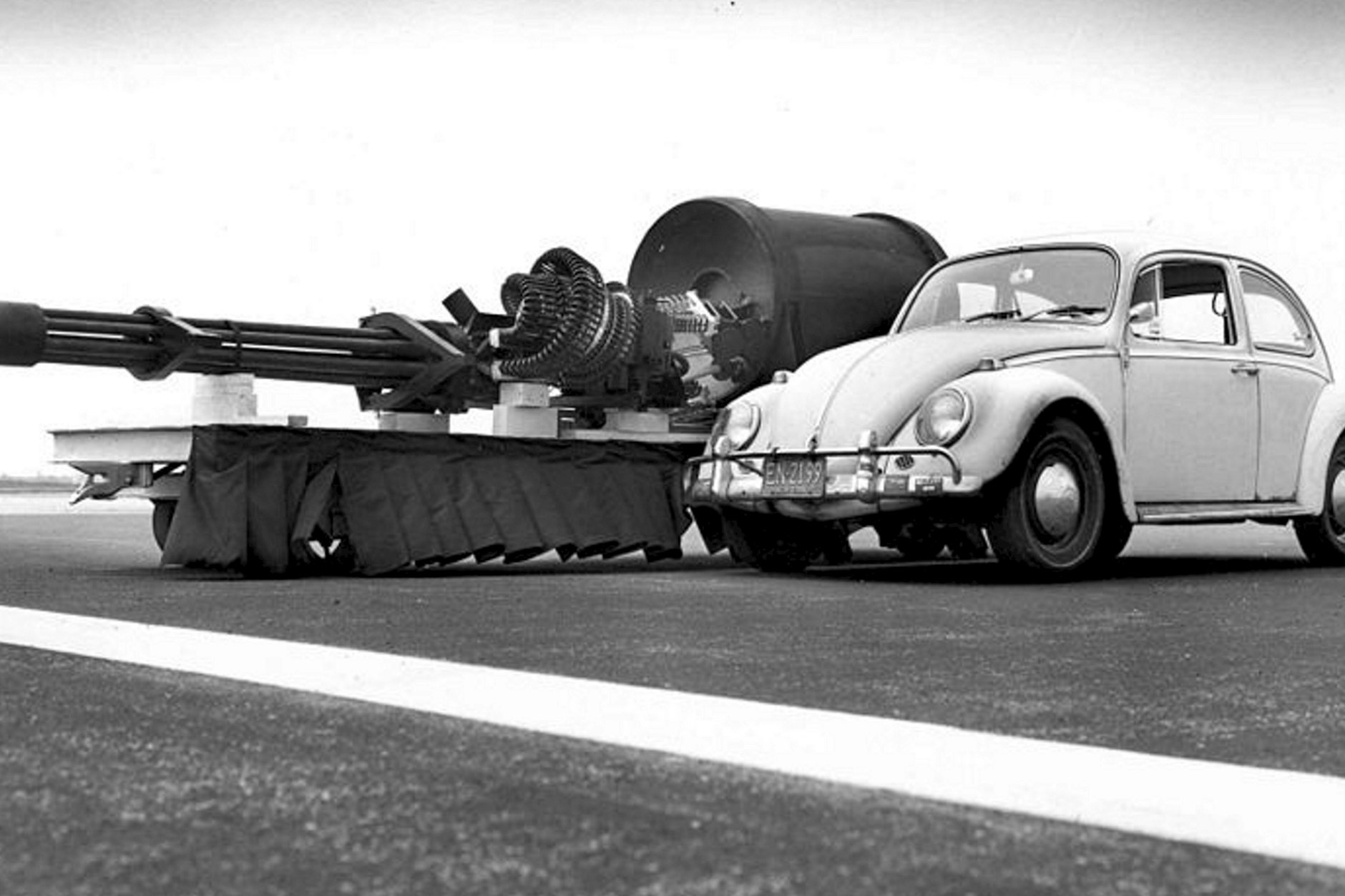 Zwischen Wirtschaftswunder und Kaltem Krieg: die GAU-8/A von General Electric Seite an Seite mit dem VW Käfer.