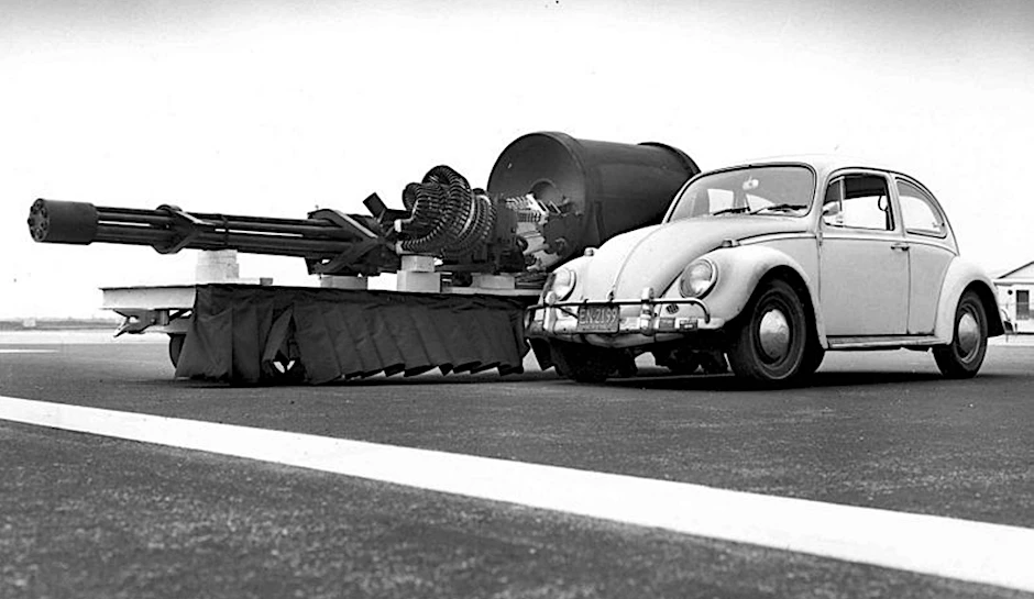 Zwischen Wirtschaftswunder und Kaltem Krieg: die GAU-8/A von General Electric Seite an Seite mit dem VW Käfer.