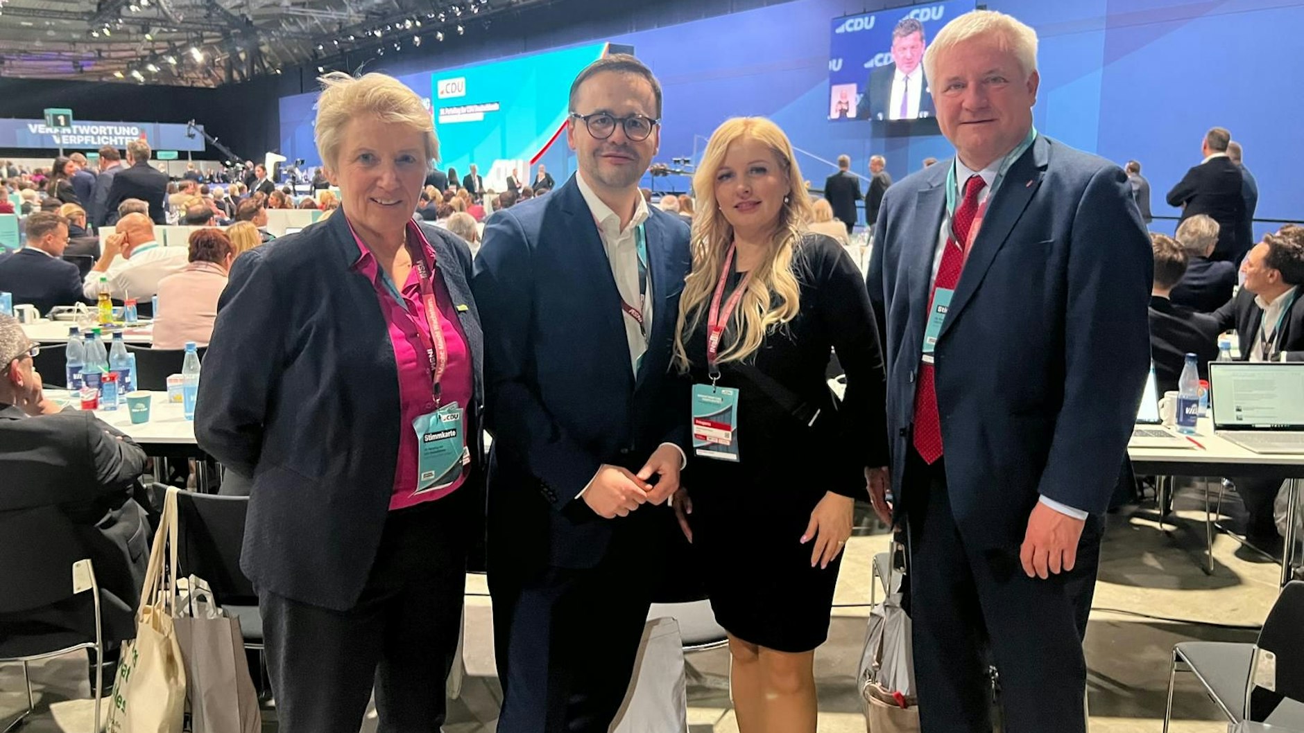 Die Brandenburger CDU nutzt den Bundesparteitag um auch Gespräche im Hintergrund zu führen: Karina Dörk, Dr. Jan Redmann, Nicole Walter-Mundt und Knut Abraham.