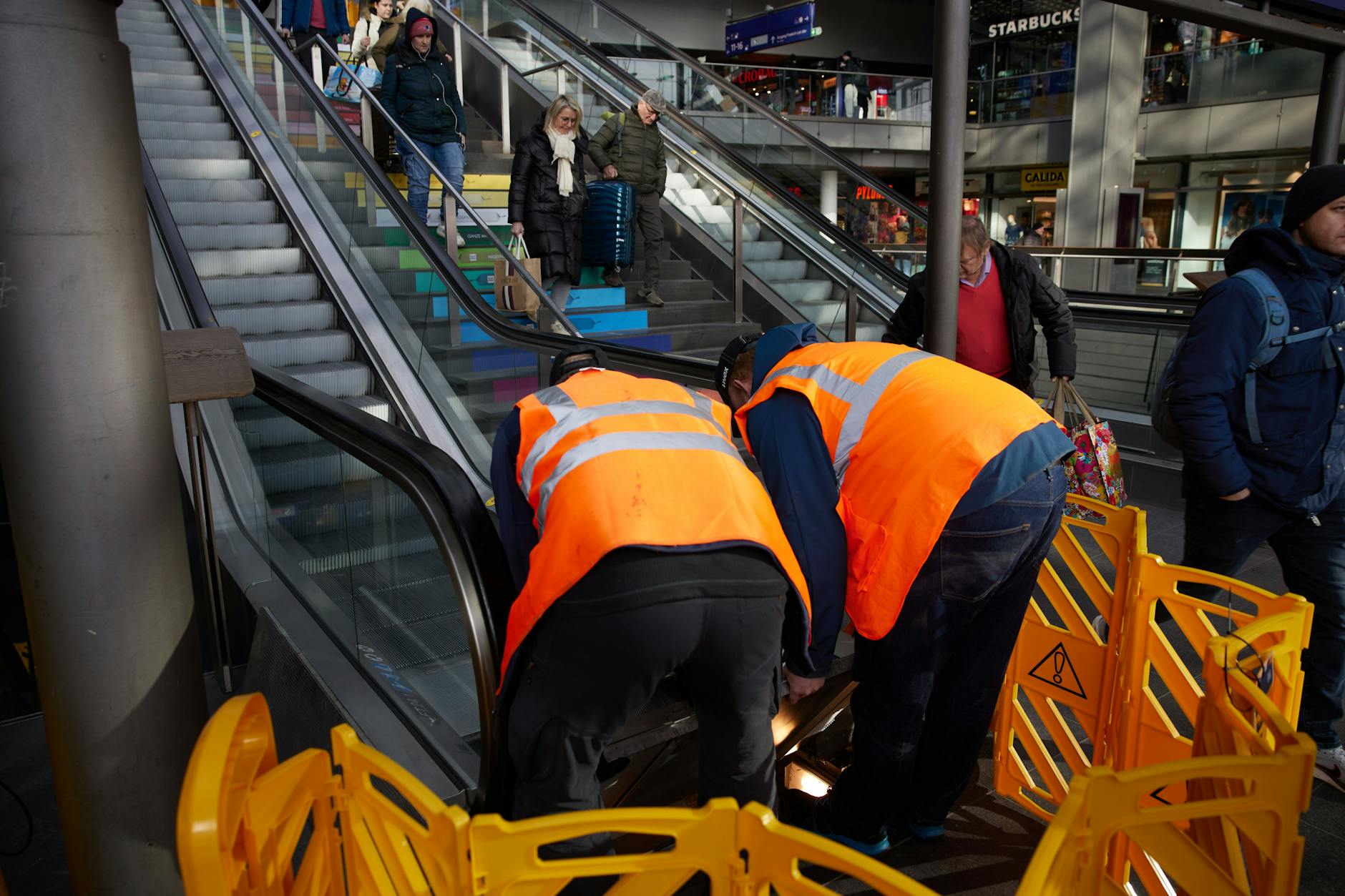 Die Deutsche Bahn kann nicht sagen, wie lange die Rolltreppen noch stillstehen werden.