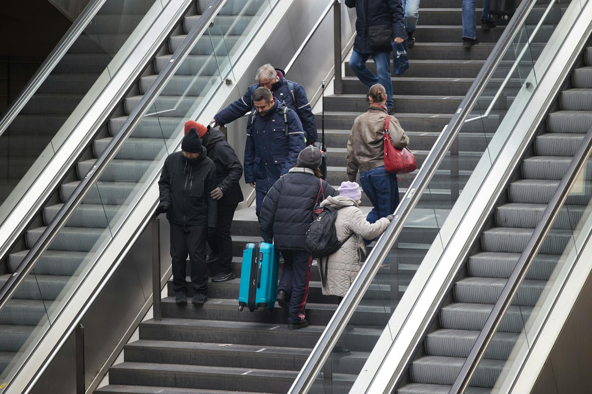 Am Berliner Hauptbahnhof heißt es zurzeit: Treppen steigen! Die Rolltreppen sind ausgeschaltet, und die Fahrstühle sind furchtbar langsam und überlastet.