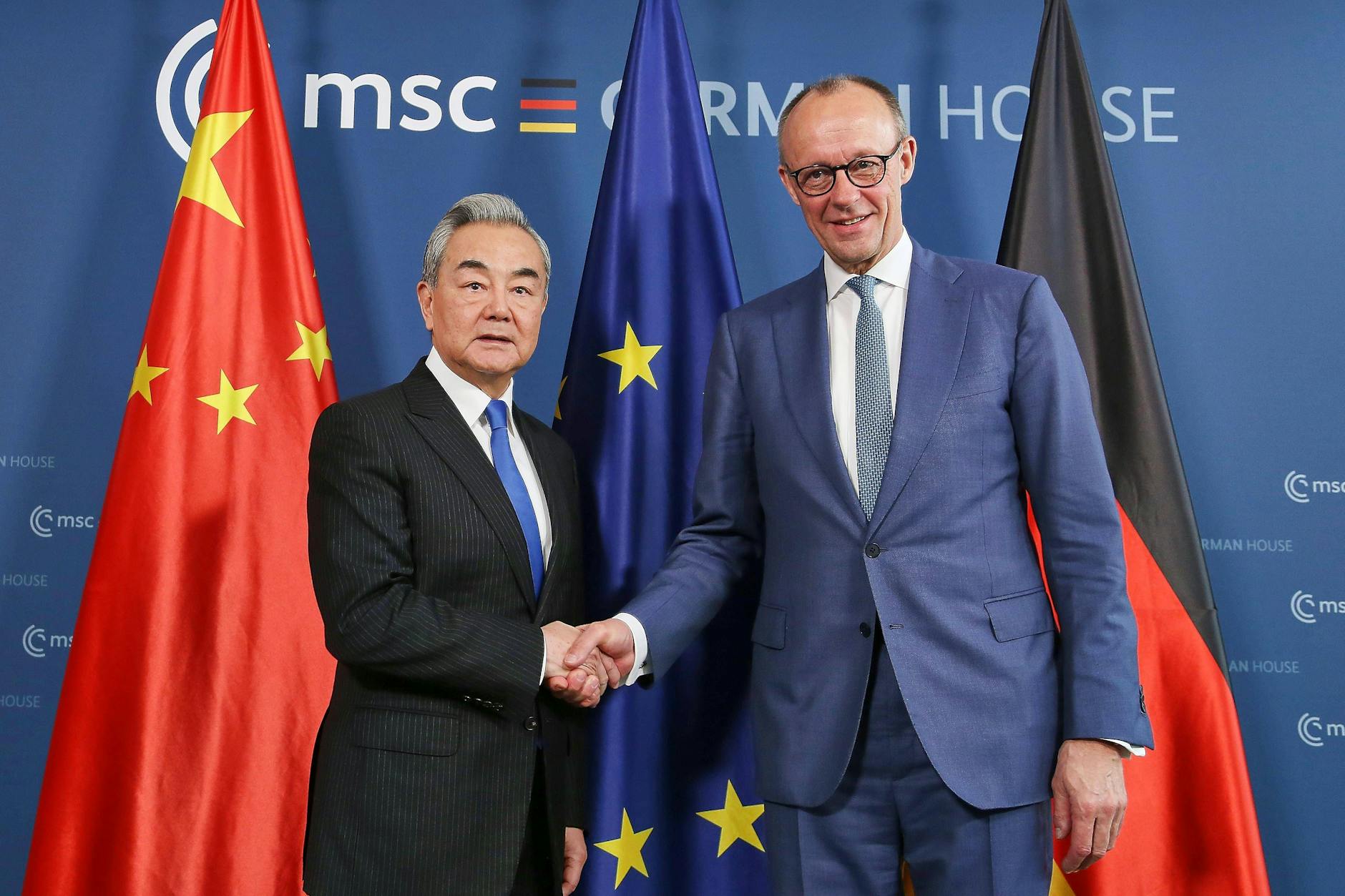 Münchner Sicherheitskonferenz 2026: Wang Yi, Außenminister von China, und der deutsche Bundeskanzler Friedrich Merz