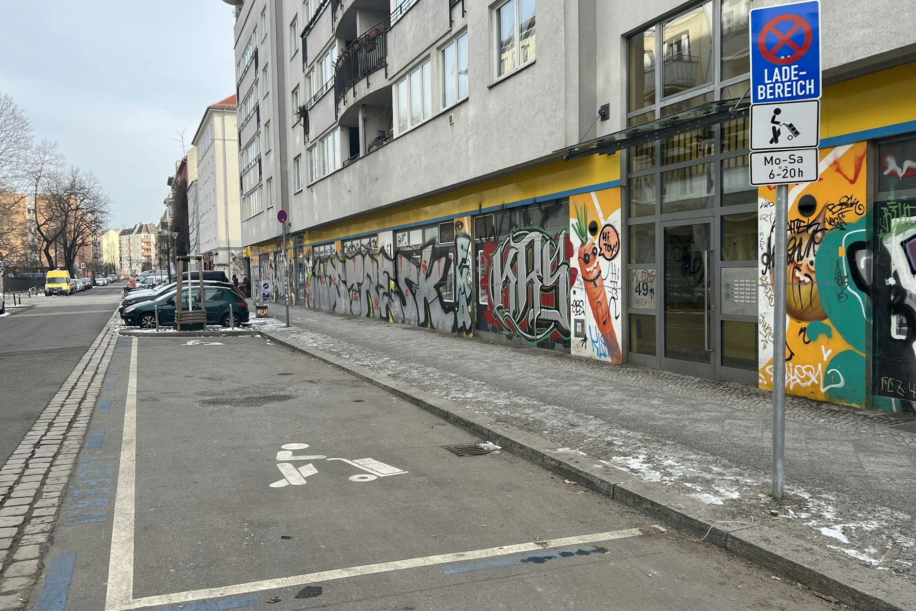 Hier in der Jessnerstraße befindet sich der Lade-Bereich des Edeka-Marktes. Er kann nur von einer Seite angefahren werden.