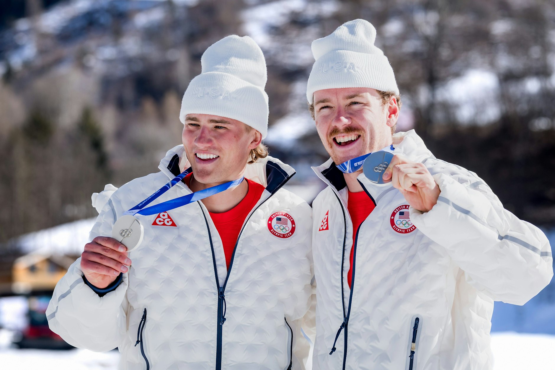 Das US-Langlaufduo Gus Schumacher (li.) und Ben Ogden gewinnt im Teamsprint bei den Olympischen Spielen Silber.