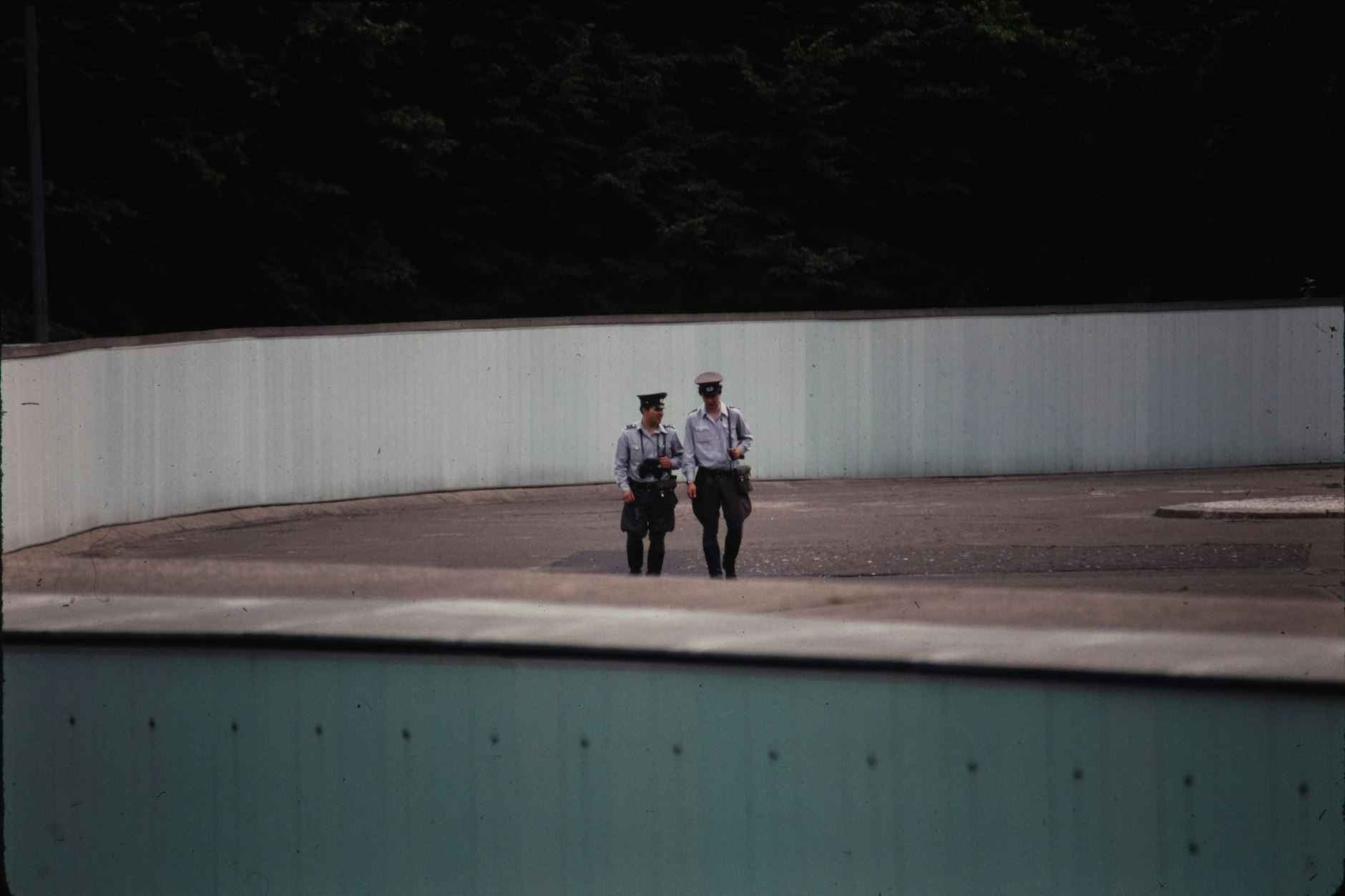 Kurz vor dem Fall der Mauer: Grenzsoldaten patrouillieren im Jahr 1989 in Berlin.
