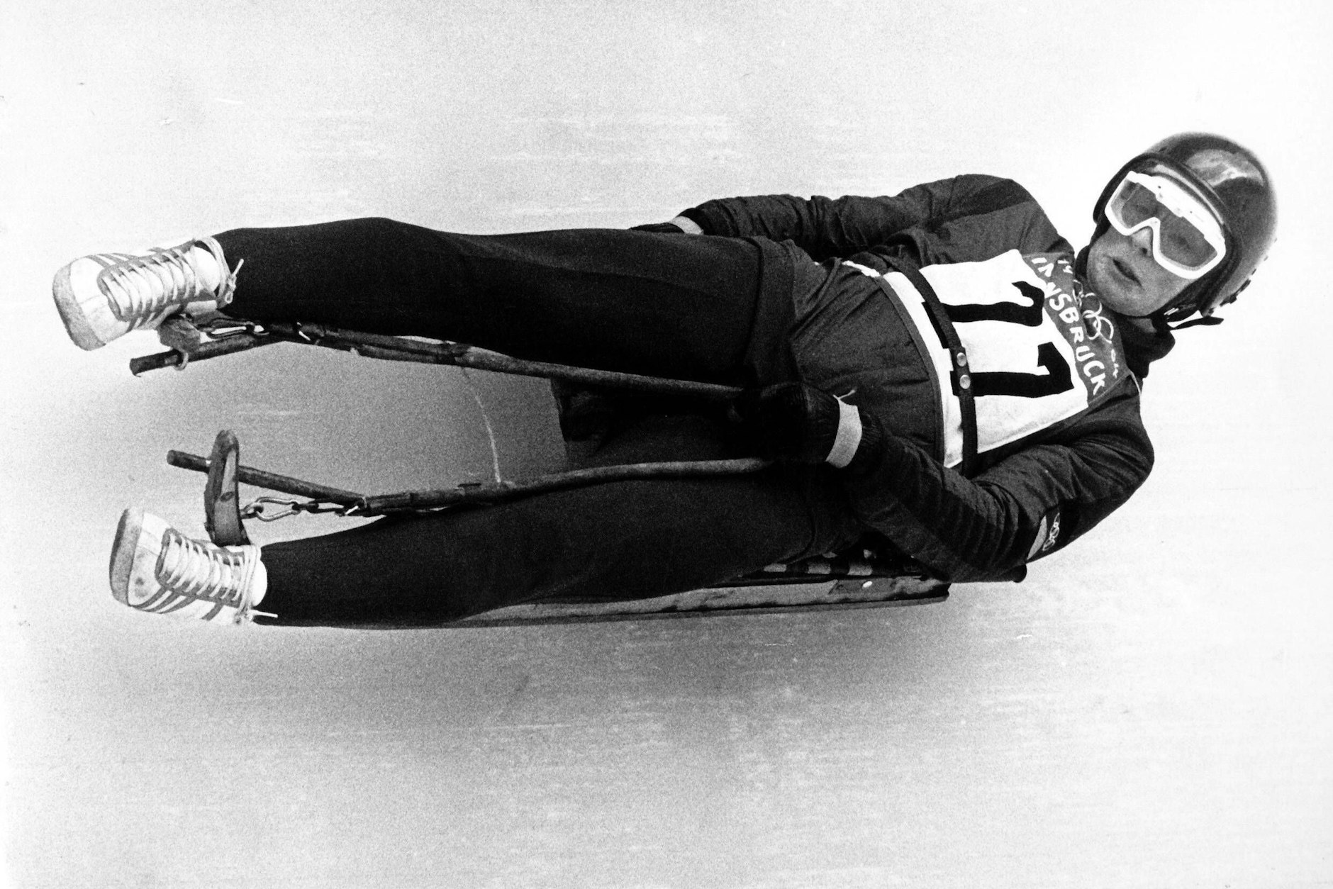 Thomas Köhler aus Zwickau wird 1964 erster Olympiasieger im Rennrodeln.