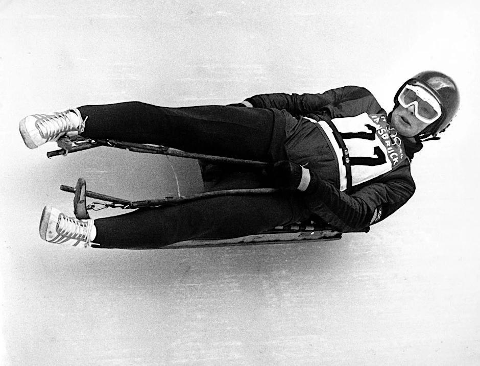 Thomas Köhler aus Zwickau wird 1964 erster Olympiasieger im Rennrodeln.
