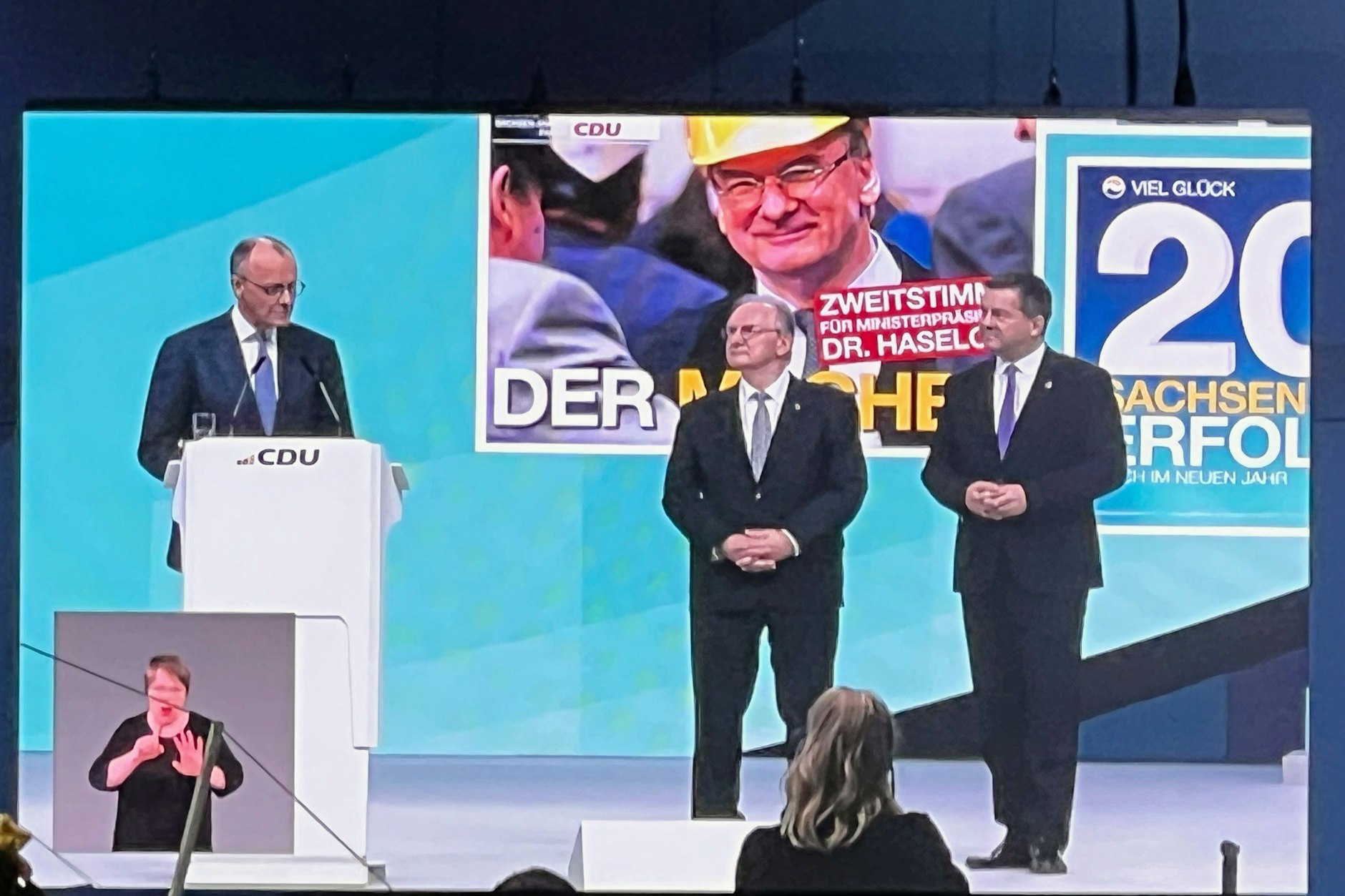 Friedrich Merz und Sven Schulze danken Rainer Haseloff für seine 15 Jahre als Ministerpräsident von Sachsen-Anhalt. 