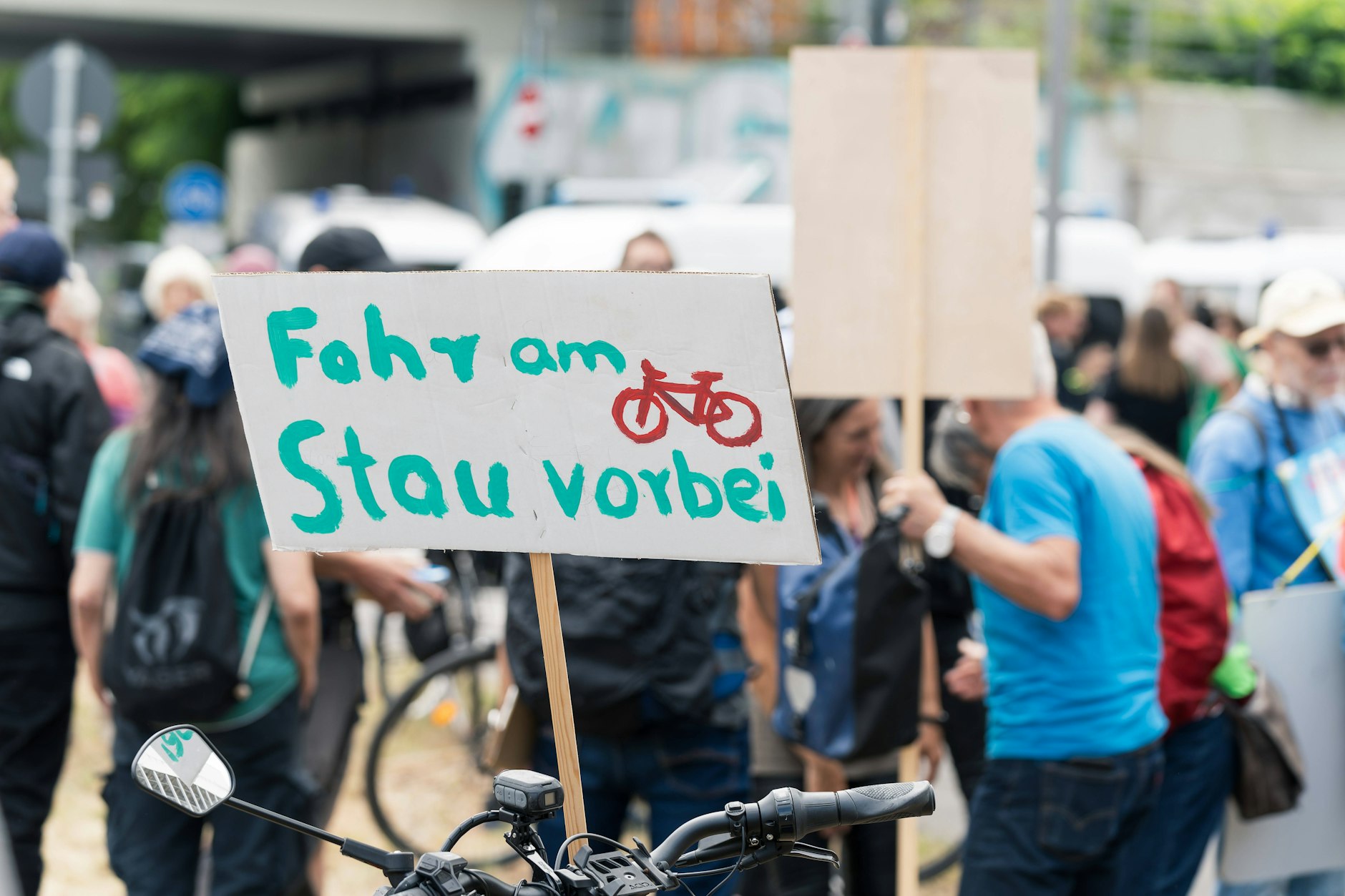 Aktivisten haben einen fertiggestellten, aber trotzdem gesperrten Radweg entlang der A100, eröffnet.