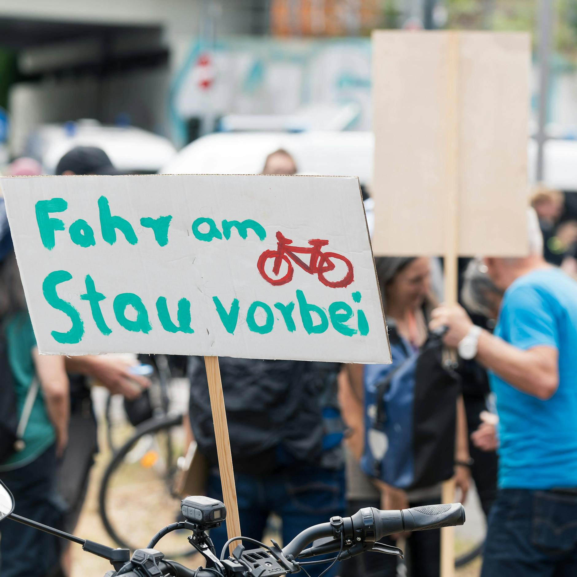 Image - Aktivisten öffnen gesperrten Radweg an Berliner Stadtautobahn A100