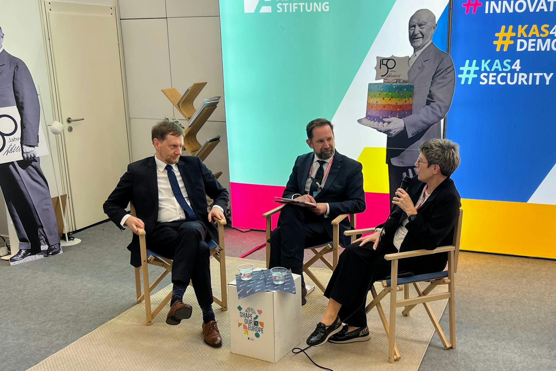 Sachsens Ministerpräsident Michael Kretschmer spricht mit der neuen Vorsitzenden der Konrad-Adenauer Stiftung, Annegret Kramp-Karrenbauer über Konrad Adenauer.