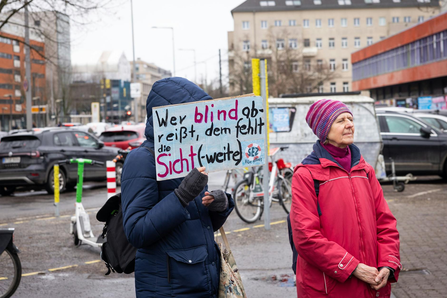 Klare Meinung des Demonstranten: „Wer blind abreißt, dem fehlt die Sicht(-weite)".