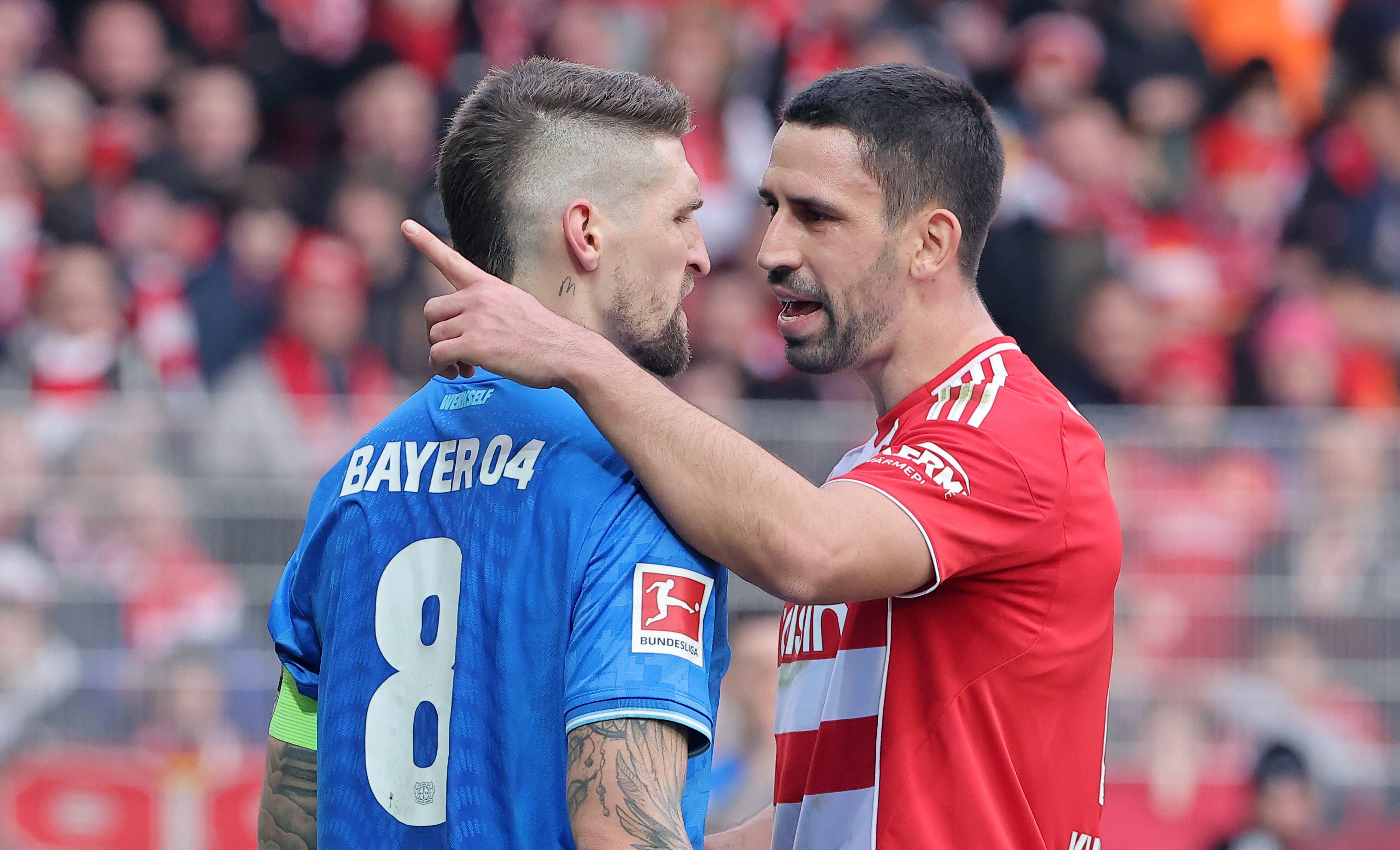 Robert Andrich verteilt Geschenk an Union Berlin